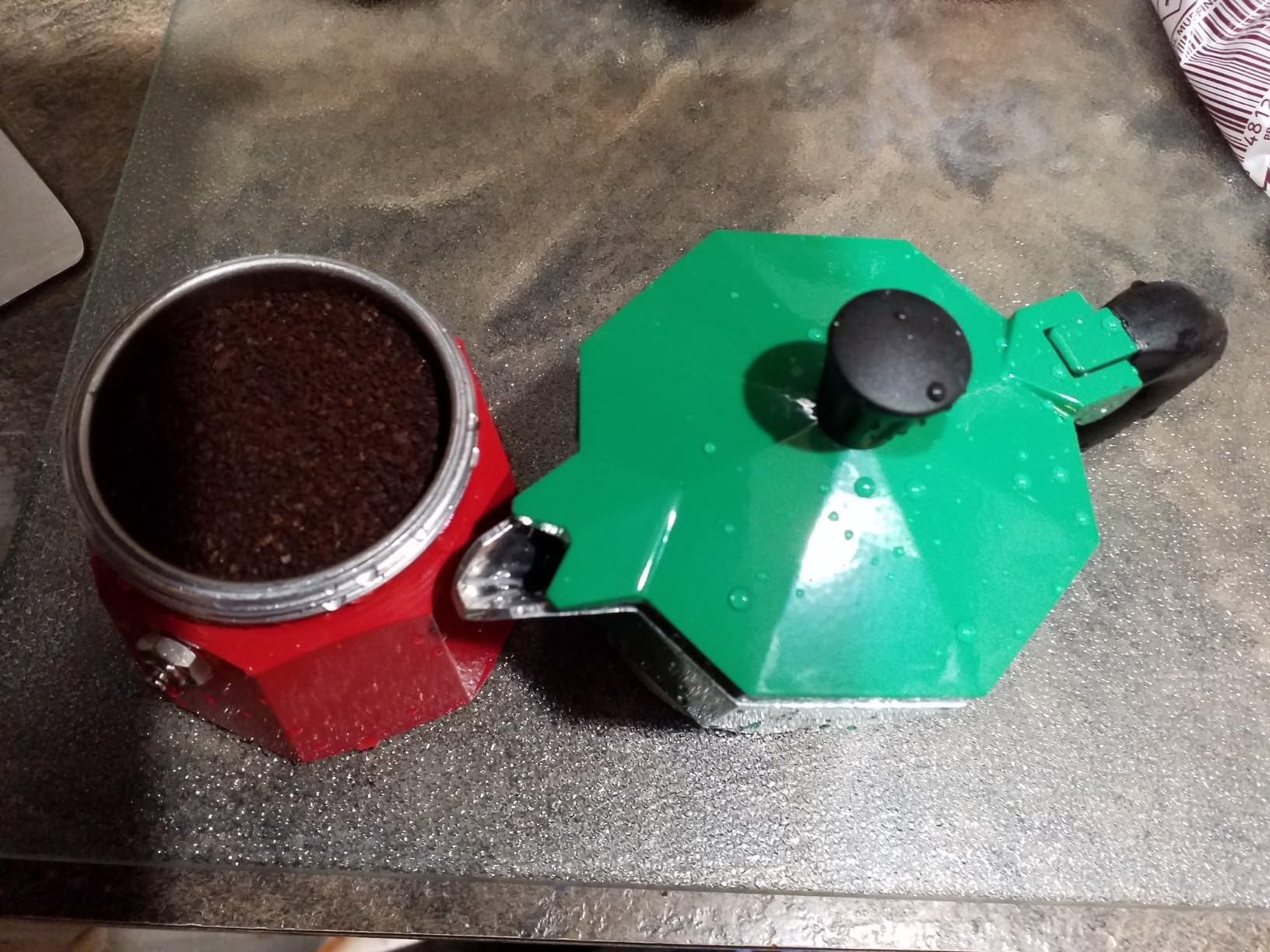 Bialetti Moka Express Iconic Italian Stovetop Espresso Maker (Natural Silver, 6 Cups) customer photo 2