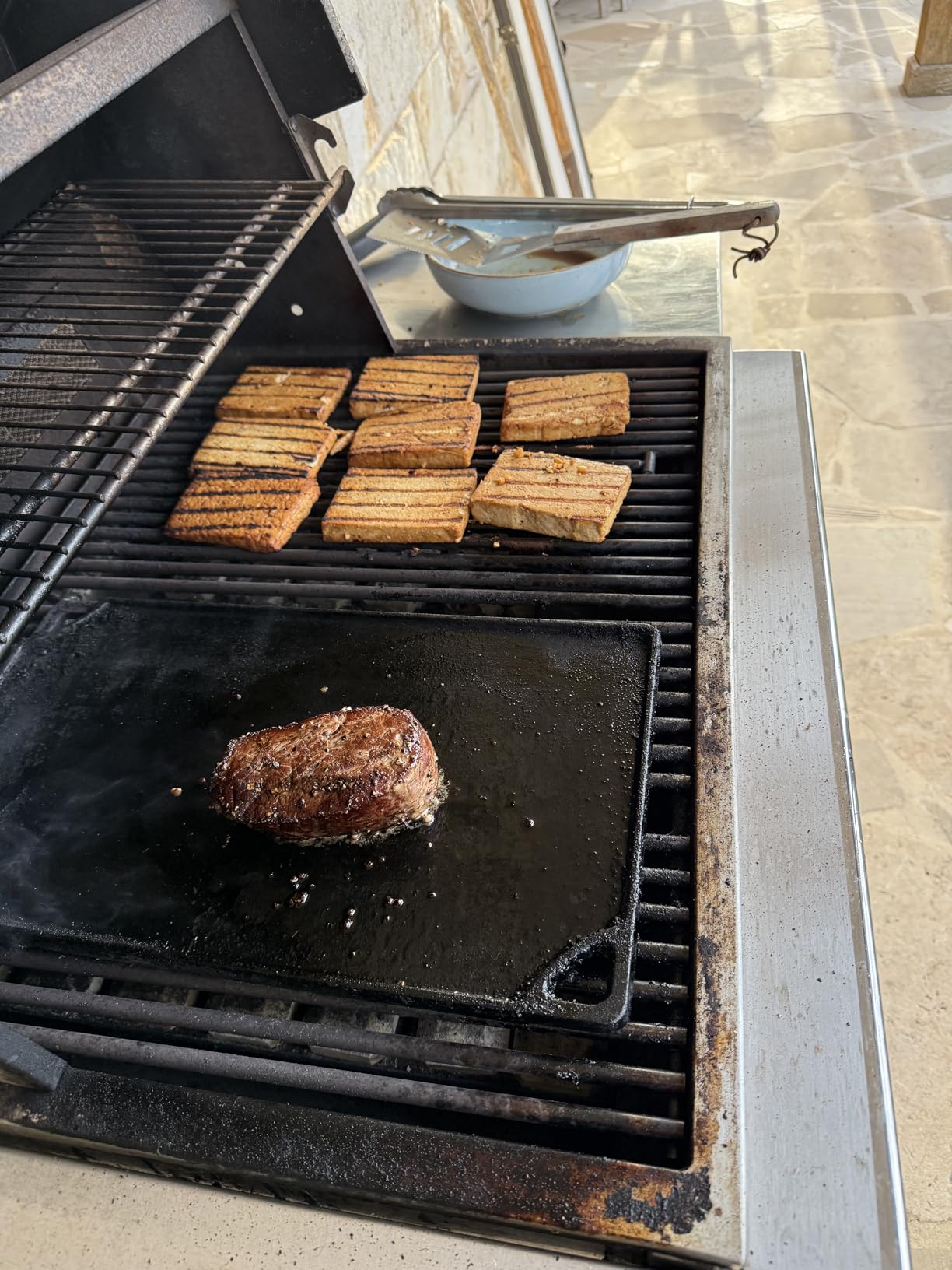 Lodge Double Play Reversible Cast Iron Grill/Griddle - Dual-Sided with Double Burner Configuration for Eggs, Pancakes, Burgers & More - Seasoned, Non-Toxic Cookware - Heavy-Duty Grill Pan - Black customer photo 1