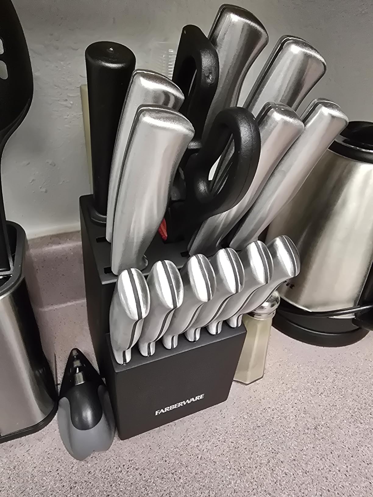 FARBERWARE 15-Piece Kitchen Knife Set with High-Carbon Stainless Steel Blades, Black Handles, Steak Knives, Wood Block, Razor Sharp and Ergonomic - Customer Photo 4