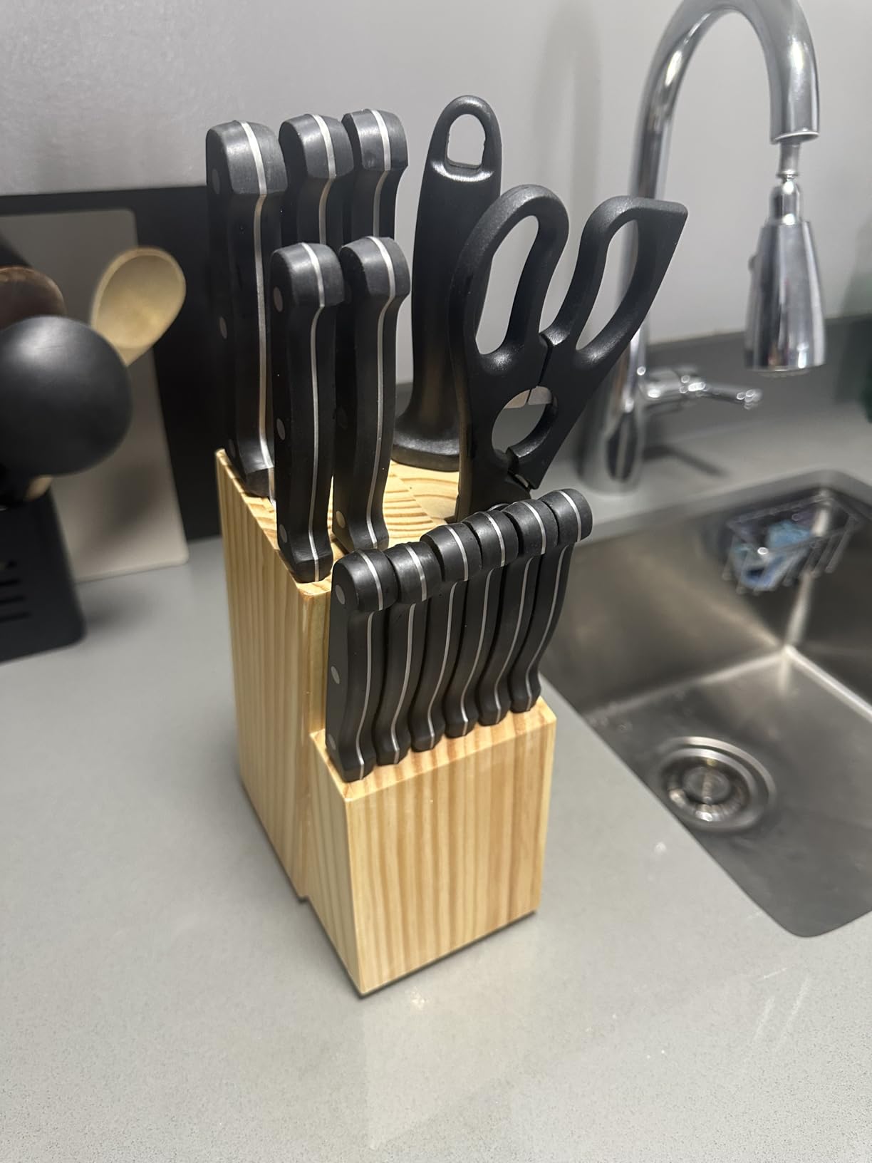Amazon Basics 14-Piece High Carbon Stainless Steel Kitchen Knife Set with Sharpener and Pinewood Block, Black - Customer Photo 3