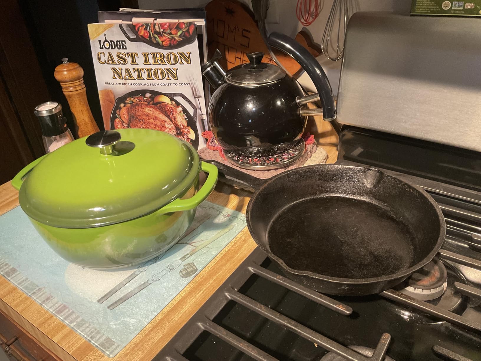 Amazon Basics Cast Iron Dutch Oven Pot with Lid, Enameled, Round, Dual Handles, Heavy-Duty, Small, 4.3-Quart, Blue - Customer Photo 1