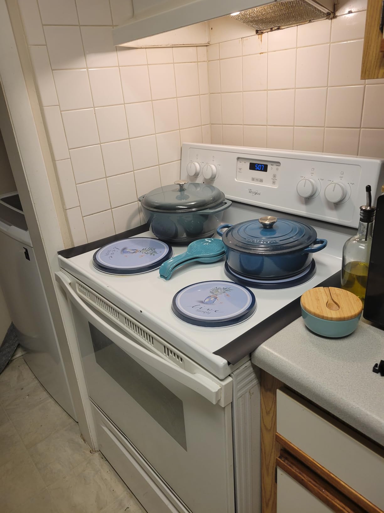 Amazon Basics Cast Iron Dutch Oven Pot with Lid, Enameled, Round, Dual Handles, Heavy-Duty, Small, 4.3-Quart, Blue - Customer Photo 4