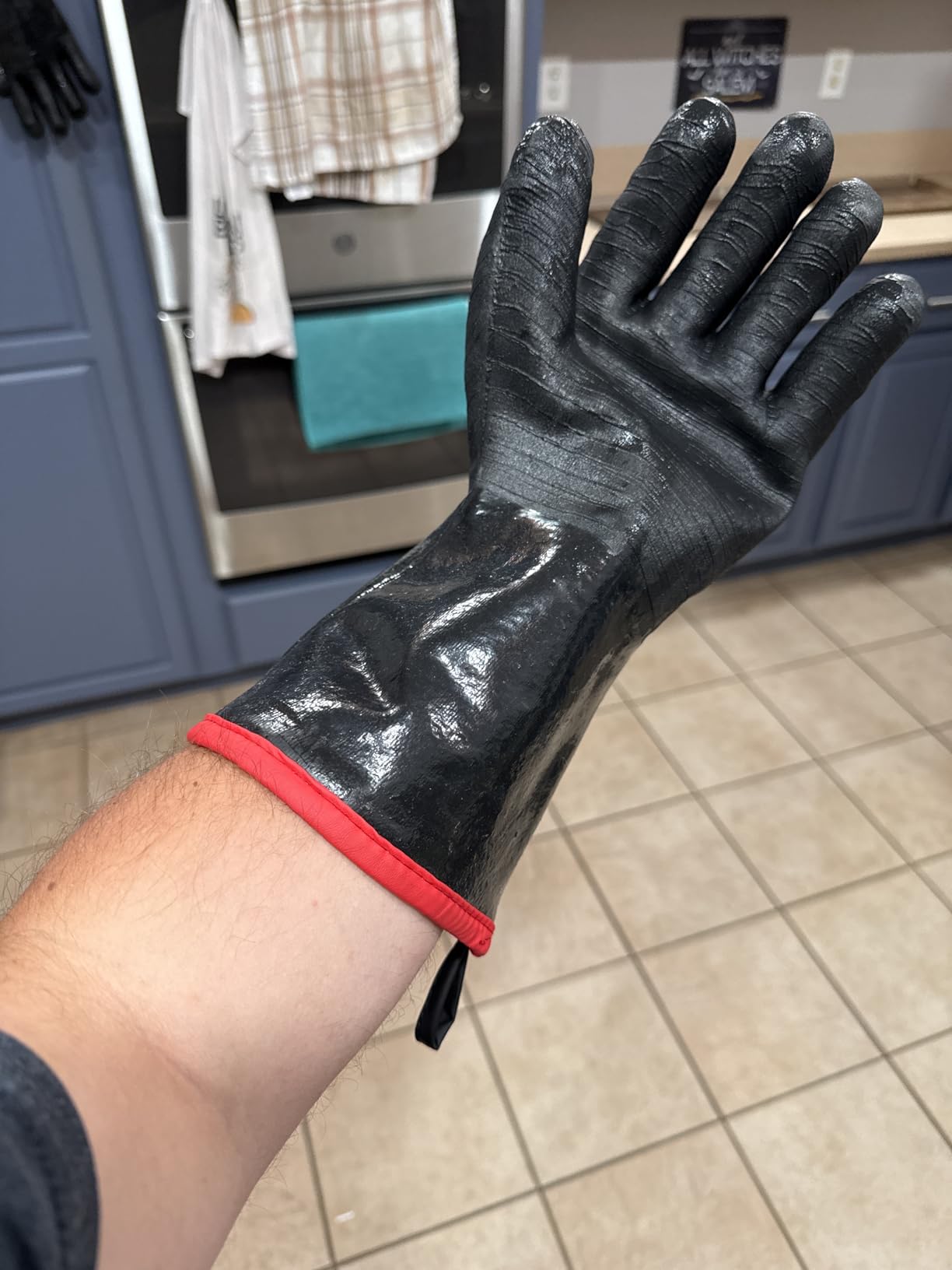 RAPICCA 932°F Heat Resistant BBQ Grill Gloves: Oil Resistant Waterproof for Smoking Grilling Cooking Barbecue Deep Frying Turkey Rotisserie Handling Hot Greasy Meat - Customer Photo 2
