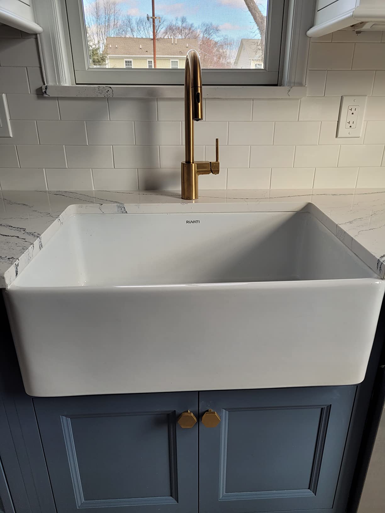 Ruvati 33x20-in White Reversible Fireclay Farmhouse Sink - RVL2300WH customer photo 1