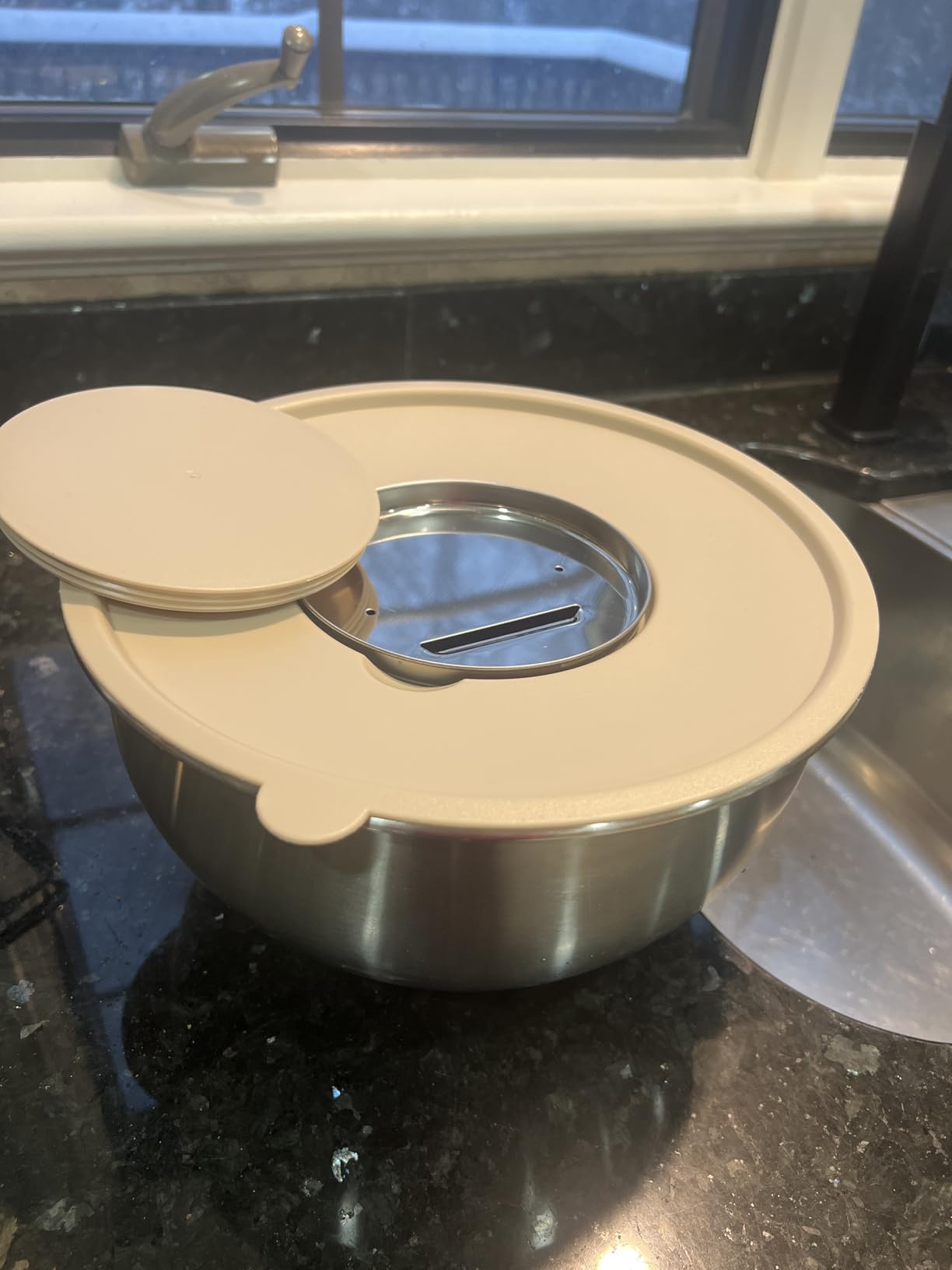 Wildone Mixing Bowls with Airtight Lids Set, 5PCS Stainless Steel Nesting Bowls for Kitchen, with Grater Attachments & Non-Slip Bottoms, Size 5, 3, 2, 1.5, 0.63 QT, Great for Mixing & Serving customer photo 1