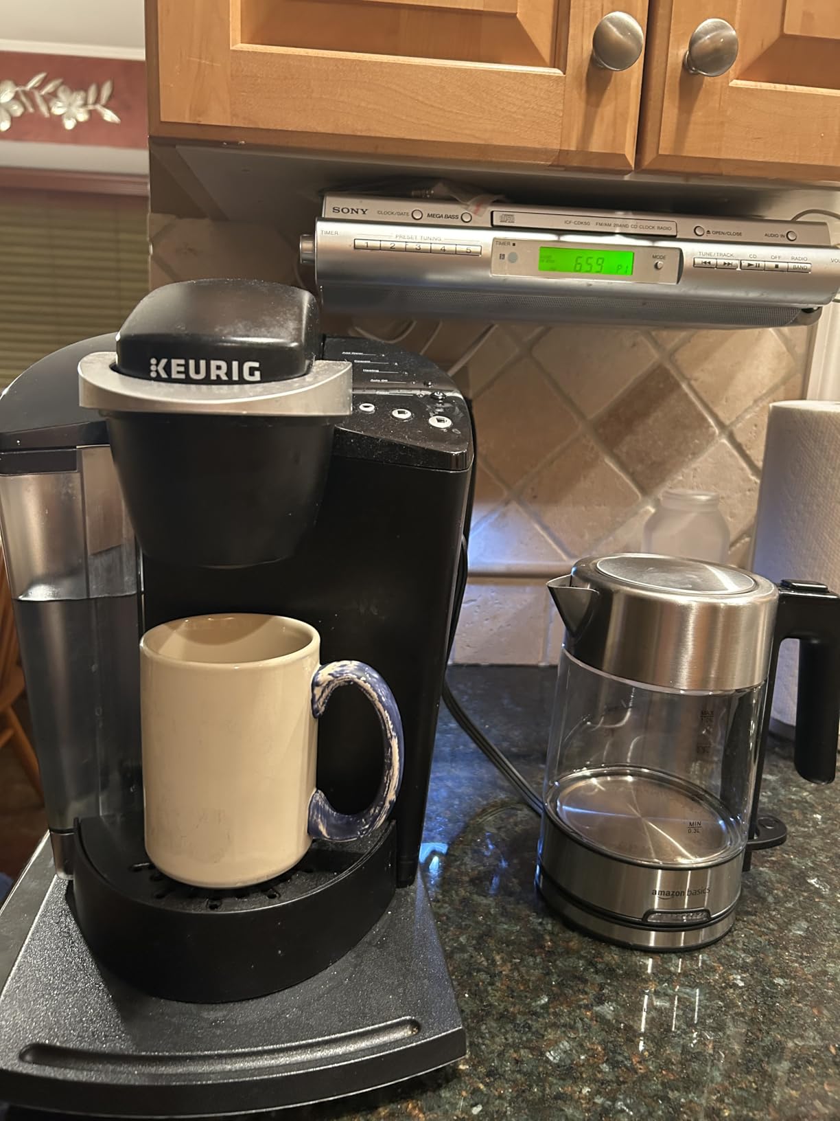Amazon Basics Electric Stainless Steel Kettle for Tea and Coffee, BPA-Free, Fast Boiling, Auto Shut-Off, 1.7 Liter, 1500W, Black and Silver - Customer Photo 2