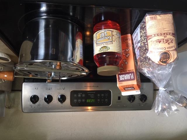 Cook N Home Stovetop Popcorn Popper with Crank, 6-Quart Aluminum Popcorn Pot, Silver - Customer Photo 1