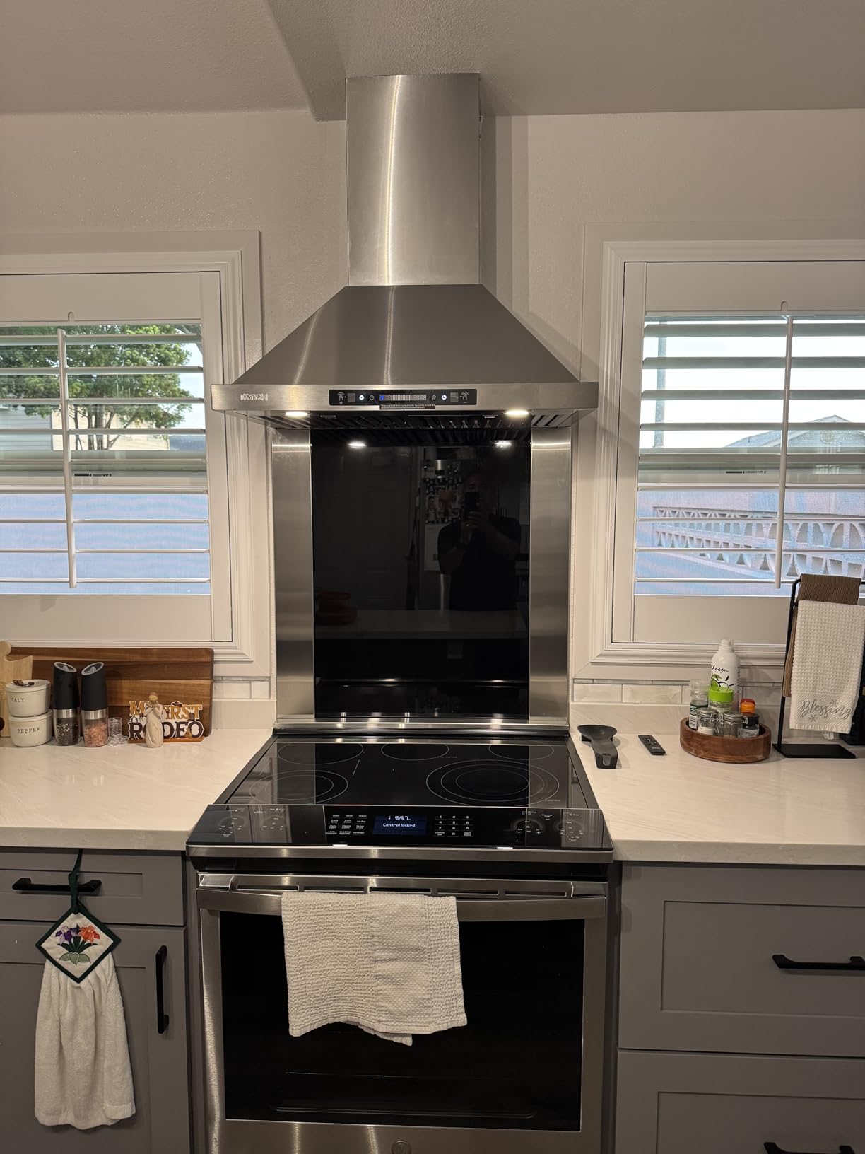 IKTCH 36-inch Wall Mount Range Hood 900 CFM Ducted/Ductless Convertible, Kitchen Chimney Vent Stainless Steel with Gesture Sensing & Touch Control Switch Panel, 2 Pcs Adjustable Lights(IKP02-36'') - Customer Photo 3