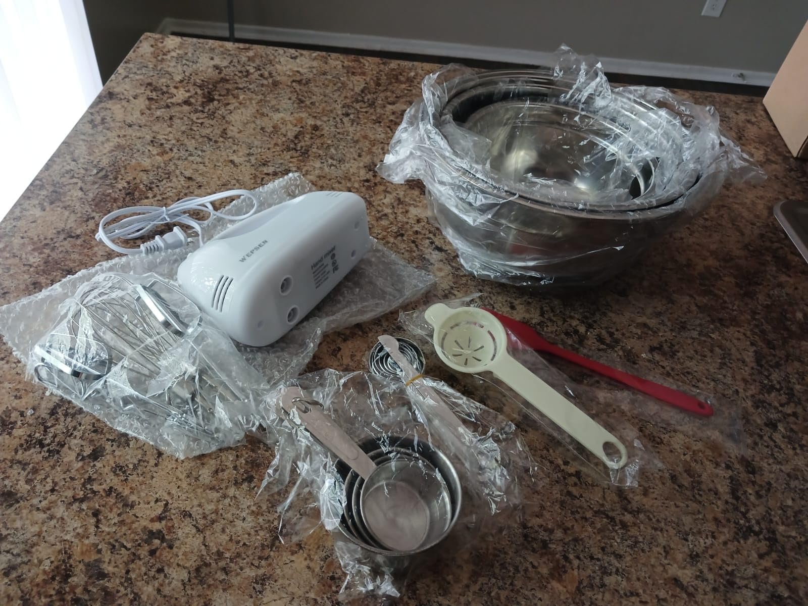 5-Speed Electric Hand Mixer, 4 Large Mixing Bowls Set, Handheld Mixers with Whisks Beater, Stainless Steel Metal Nesting Bowl Measuring Cups Spoons Kitchen Cake Blender for Baking Supplies - Customer Photo 4