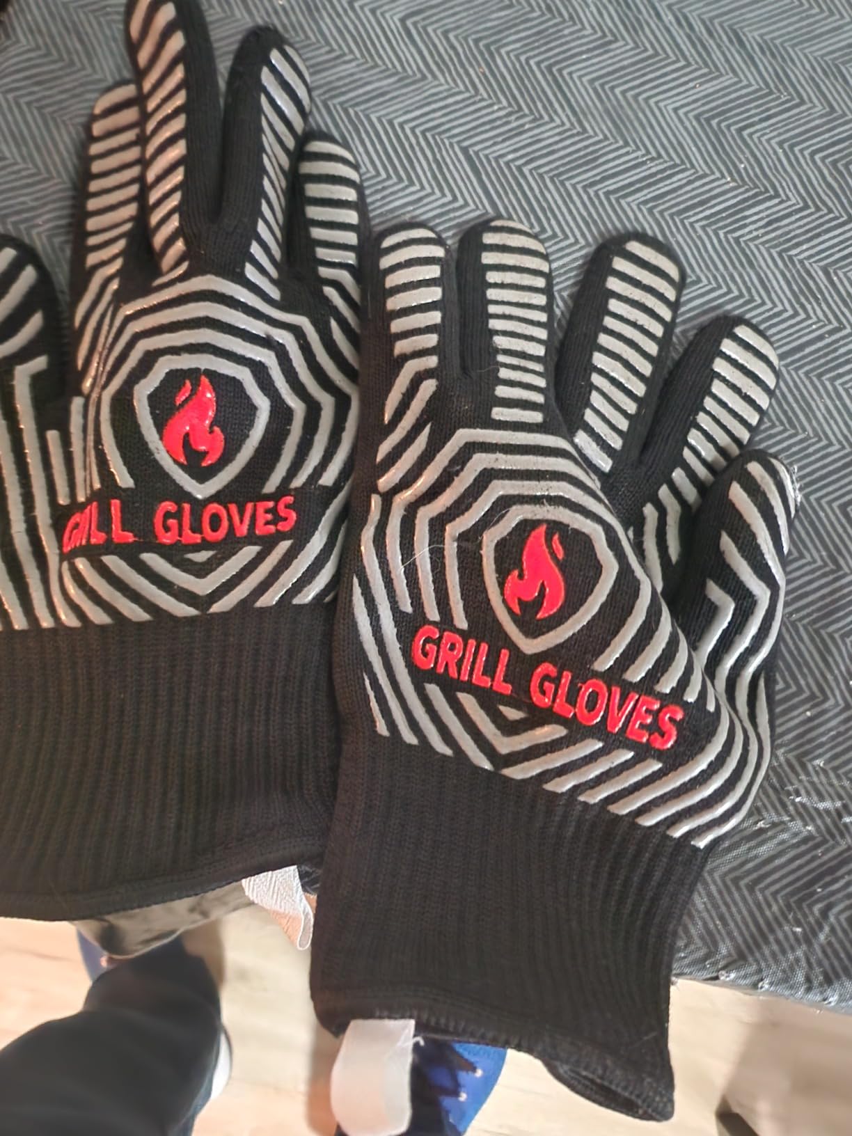 QUWIN BBQ Gloves, Oven Gloves, 1472F Extreme Heat Resistant,Grilling Gloves Silicone Non-Slip Oven Mitts, Kitchen Gloves for BBQ, Grilling, Cooking, Baking-1 Pair (Black, One Size Fits Most) - Customer Photo 2