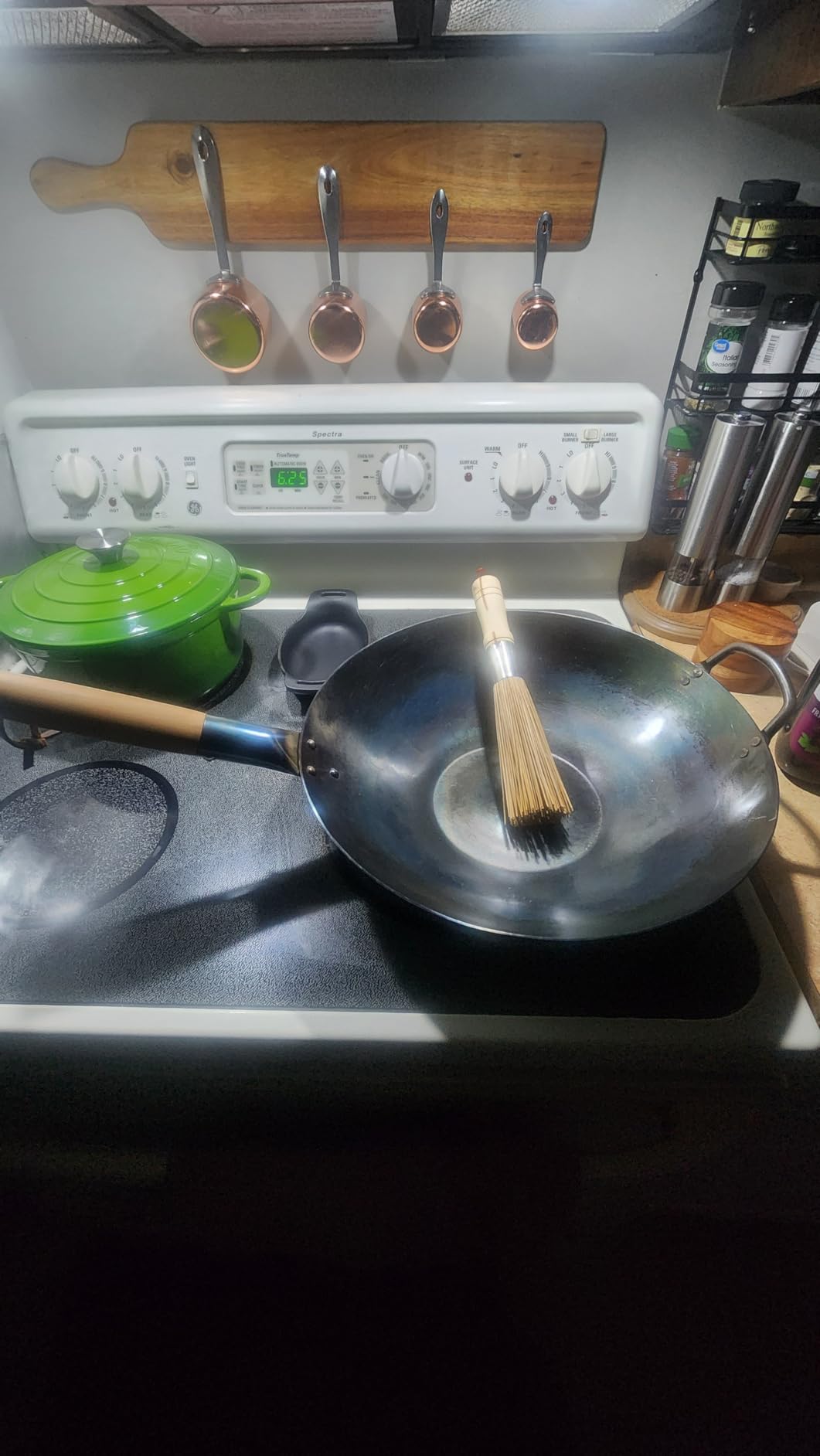 Craft Wok Flat Hand Hammered Carbon Steel Pow Wok with Wooden and Steel Helper Handle (14 Inch, Flat Bottom) / 731W316 - Customer Photo 2