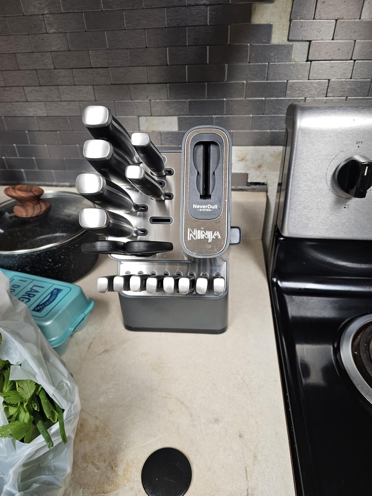 Ninja K32017 Foodi NeverDull Premium Knife System, 17 Piece Knife Block Set with Built-in Sharpener, German Stainless Steel Knives, Black - Customer Photo 1