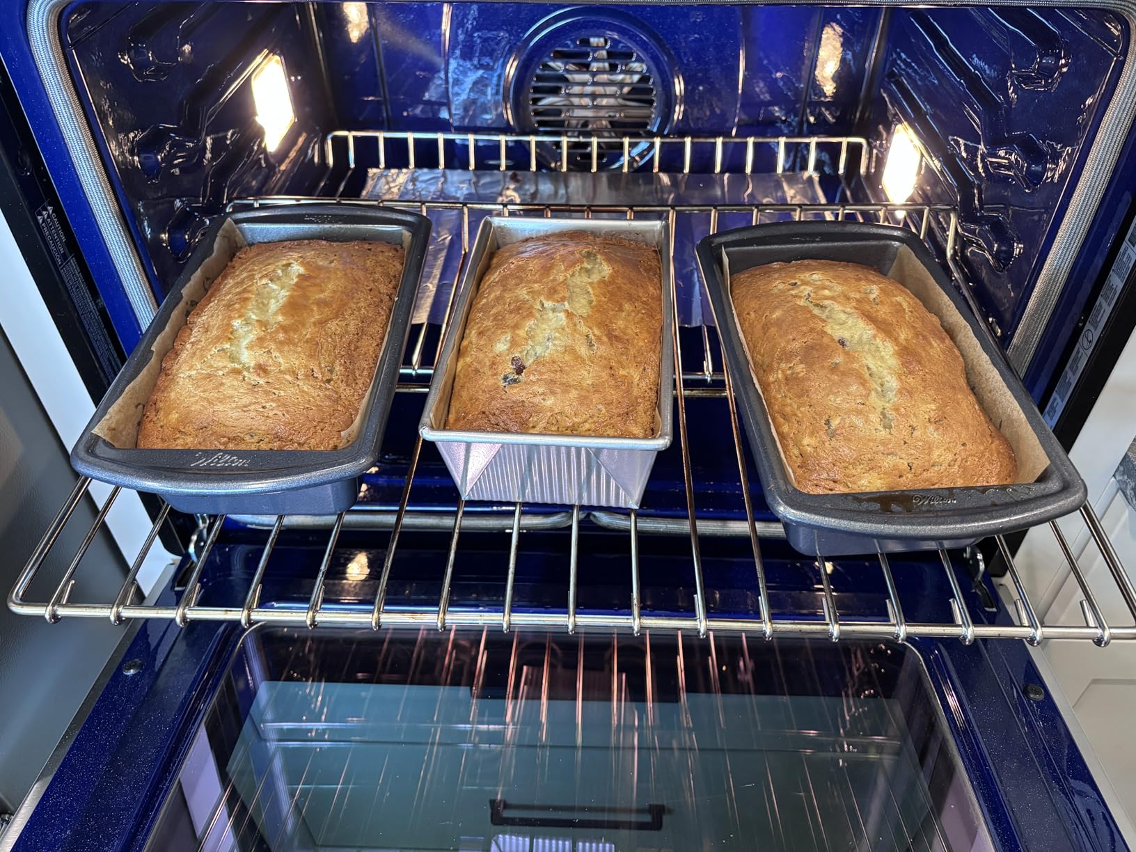 Wilton Platinum Non-Stick 9 x 5 in Loaf Pan, Stainless Steel Bakeware, Made without PFAS, Packaging May Vary customer photo 1