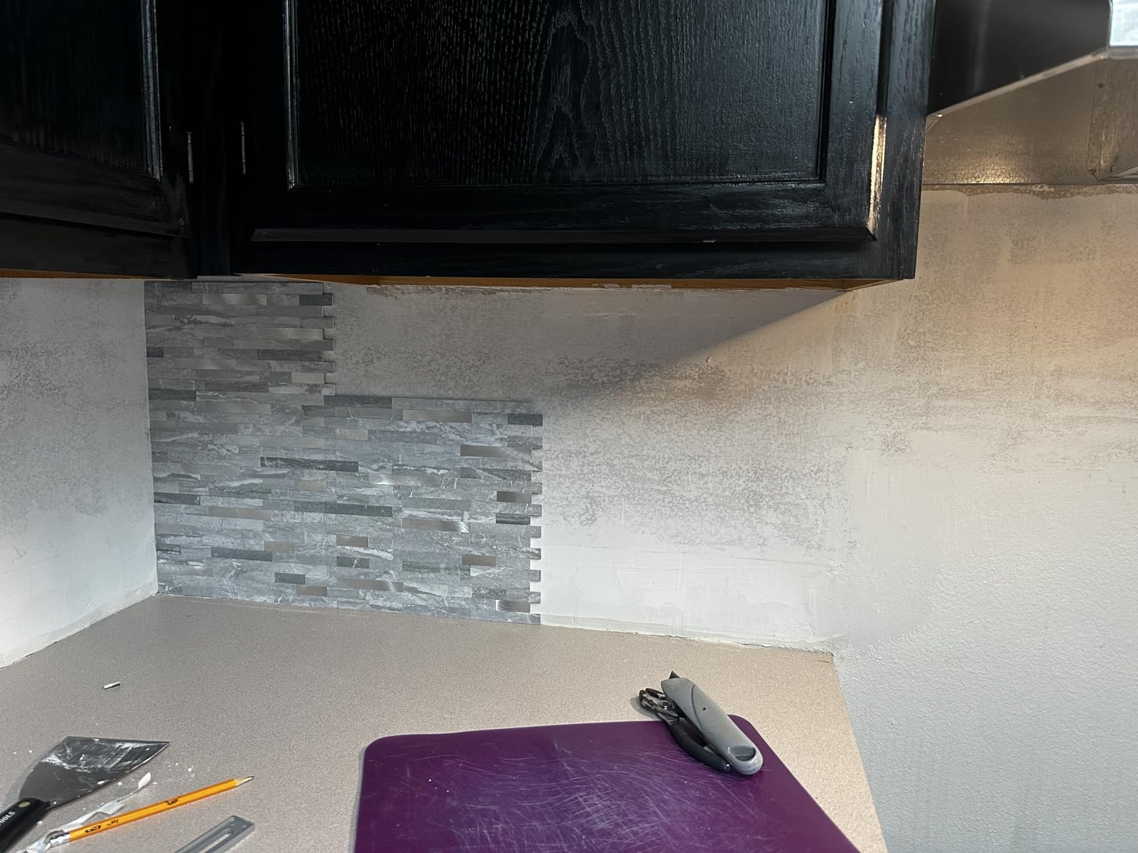 AULIGET 20 Sheets Faux Stone Peel and Stick Backsplash, White Marble Look PVC Wall Tiles Stick on Backsplash for Kitchen customer photo 2