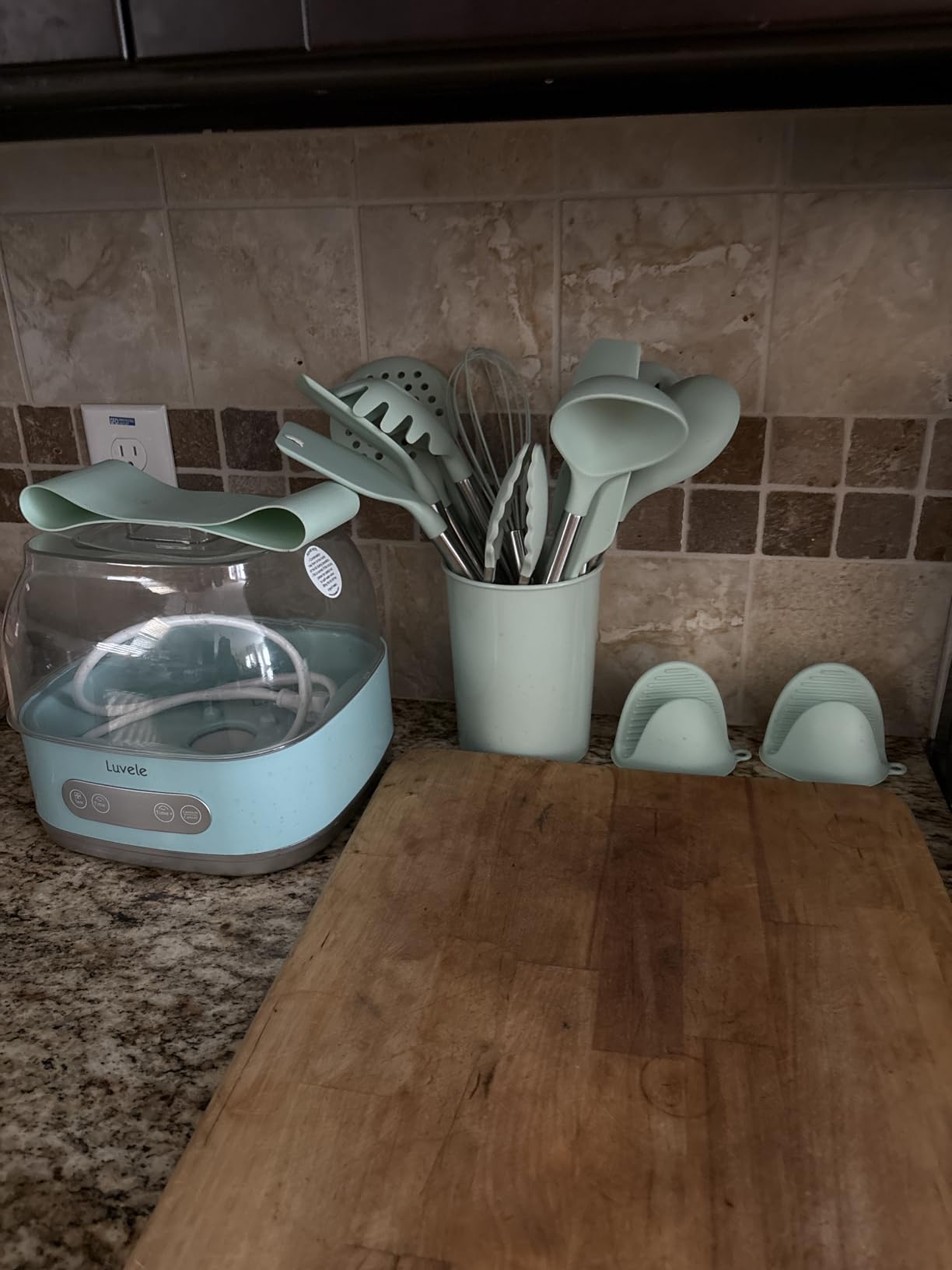 QMVESS Silicone Cooking Utensils Set, 28 Pcs Non-Stick Kitchen Utensils Set with Holder, 446°F Heat Resistant Spatula, Tongs, Spoons Set with Stainless Steel Handle Kitchen Gadgets (Light Green) - Customer Photo 1
