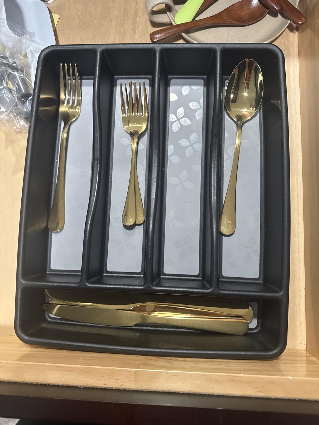 Briout Gold Silverware Set, 20 Piece Golden Cutlery Set Service for 4, Stainless Steel Flatware Set Include Spoons Forks Knives Tableware Utensil Set for Kitchen Home Restaurant, Shiny Gold Polished - Customer Photo 1