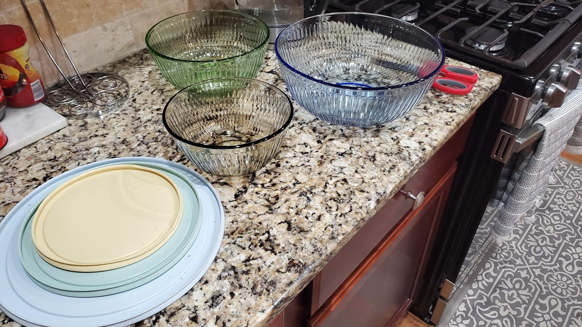 Pyrex Colors Tinted (3-Pack, Full Set) Sculpted Tinted Glass Mixing Bowls With Plastic Lids, Nesting Space Saving Set of Bowls For Prepping and Baking, 1.3QT, 2.3QT & 4.5QT - Customer Photo 2