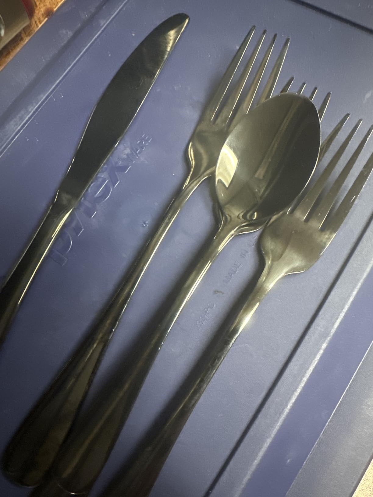 EWFEN 24-Piece Black Silverware Set with Steak Knives, Black Flatware Set for 4, Food-Grade Stainless Steel Tableware Cutlery Set, Mirror Finished Utensil Sets for Home Restaurant, Round Edge customer photo 1