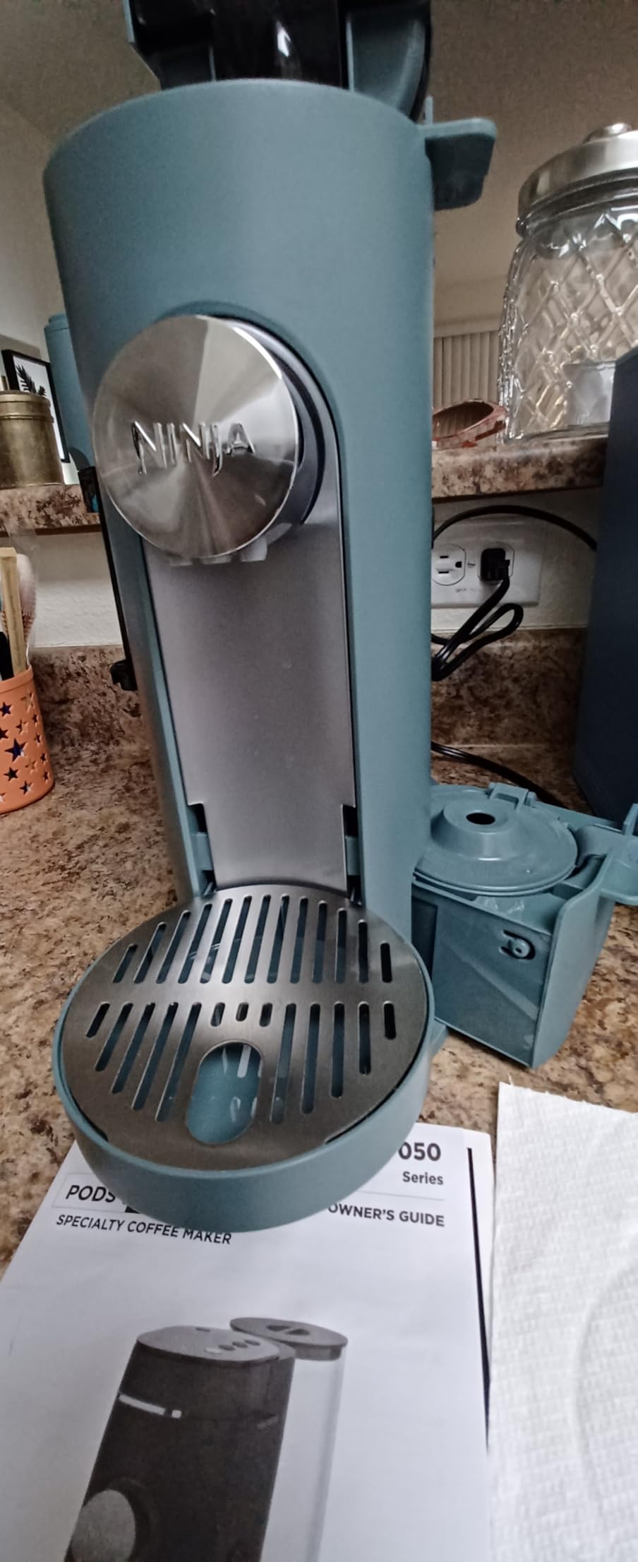 Ninja Pods & Grounds Specialty Single-Serve Coffee Maker, K-Cup Pod Compatible, Built-In Milk Frother, 6-oz. Cup to 24-oz. Travel Mug Sizes, Iced Coffee Maker, 1550 watts, Sage Green, PB051SG - Customer Photo 5