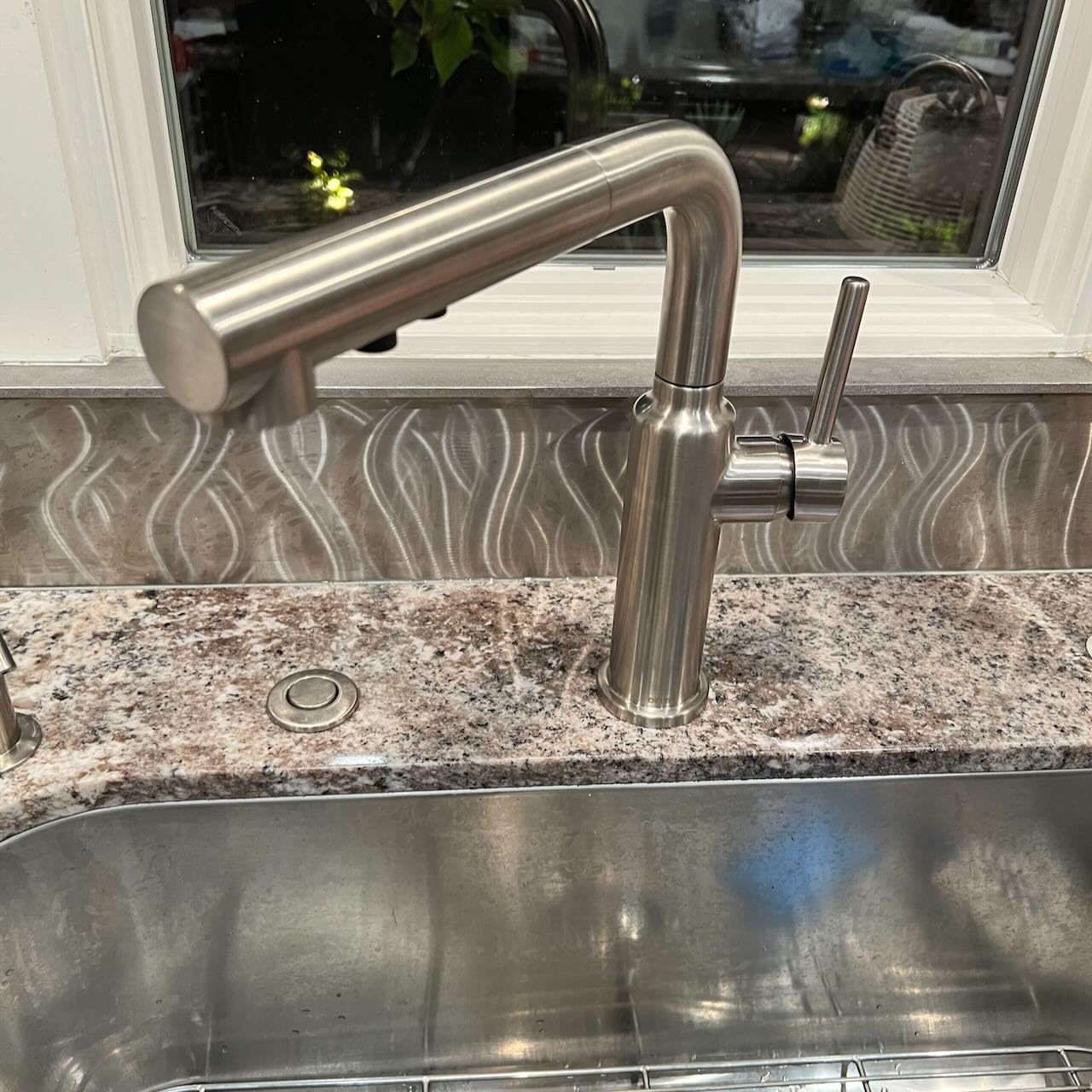 Delta Daneri Matte Black Kitchen Faucet with Pull-Out Sprayer, Modern Single Hole Kitchen Sink Faucet, Single Handle, Matte Black 16879-BL-DST Customer Review Delta Daneri Matte Black Kitchen Faucet with Pull-Out Sprayer, Modern Single Hole Kitchen Sink Faucet, Single Handle, Matte Black 16879-BL-DST - Customer Photo 1