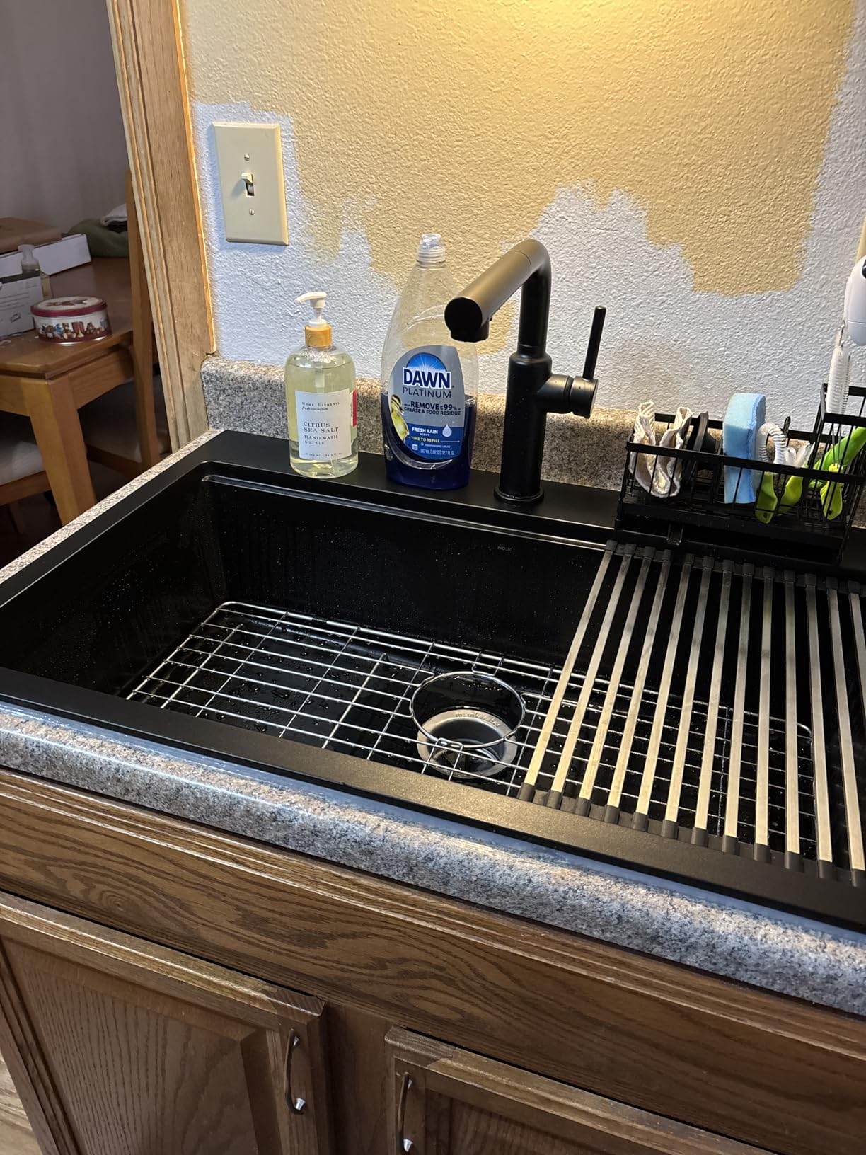 Delta Daneri Matte Black Kitchen Faucet with Pull-Out Sprayer, Modern Single Hole Kitchen Sink Faucet, Single Handle, Matte Black 16879-BL-DST Customer Review Delta Daneri Matte Black Kitchen Faucet with Pull-Out Sprayer, Modern Single Hole Kitchen Sink Faucet, Single Handle, Matte Black 16879-BL-DST - Customer Photo 2