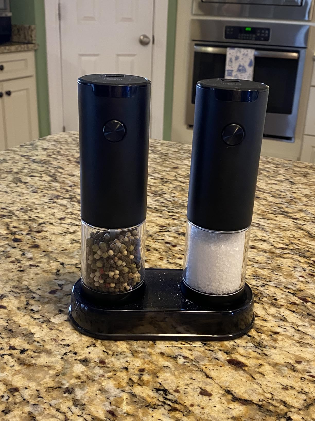 Electric Salt and Pepper Grinder Set Automatic Battery Pepper Mill Shakers Adjustable Coarseness Upgraded Larger Capacity with Led Home and Kitchen Appliances Birthday Gifts for Women Mom customer photo 2