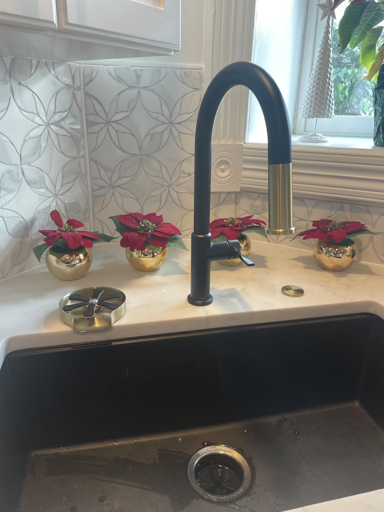 KRAUS Torak Matte Black Pull Down Kitchen Faucet with 2 Function Sprayer, Spot-Free Brushed Brass, Pre-Attached Water Lines, and Mounting Hardware, KPF-2840SFBBMB Customer Review KRAUS Torak Matte Black Pull Down Kitchen Faucet with 2 Function Sprayer, Spot-Free Brushed Brass, Pre-Attached Water Lines, and Mounting Hardware, KPF-2840SFBBMB - Customer Photo 2