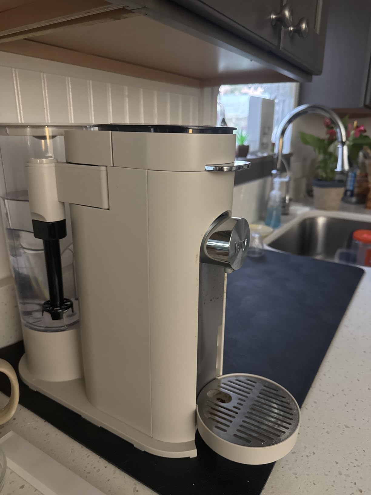 Ninja Pod & Grounds | Coffee Maker | XL Single-Serve | K-Cup Pod Compatible | Brews Grounds | Compact Design | Built-In Milk Frother | 68-oz. Reservoir, 6-oz. Cup to 24-oz. Mug Sizes | Stone |PB055AST - Customer Photo 5