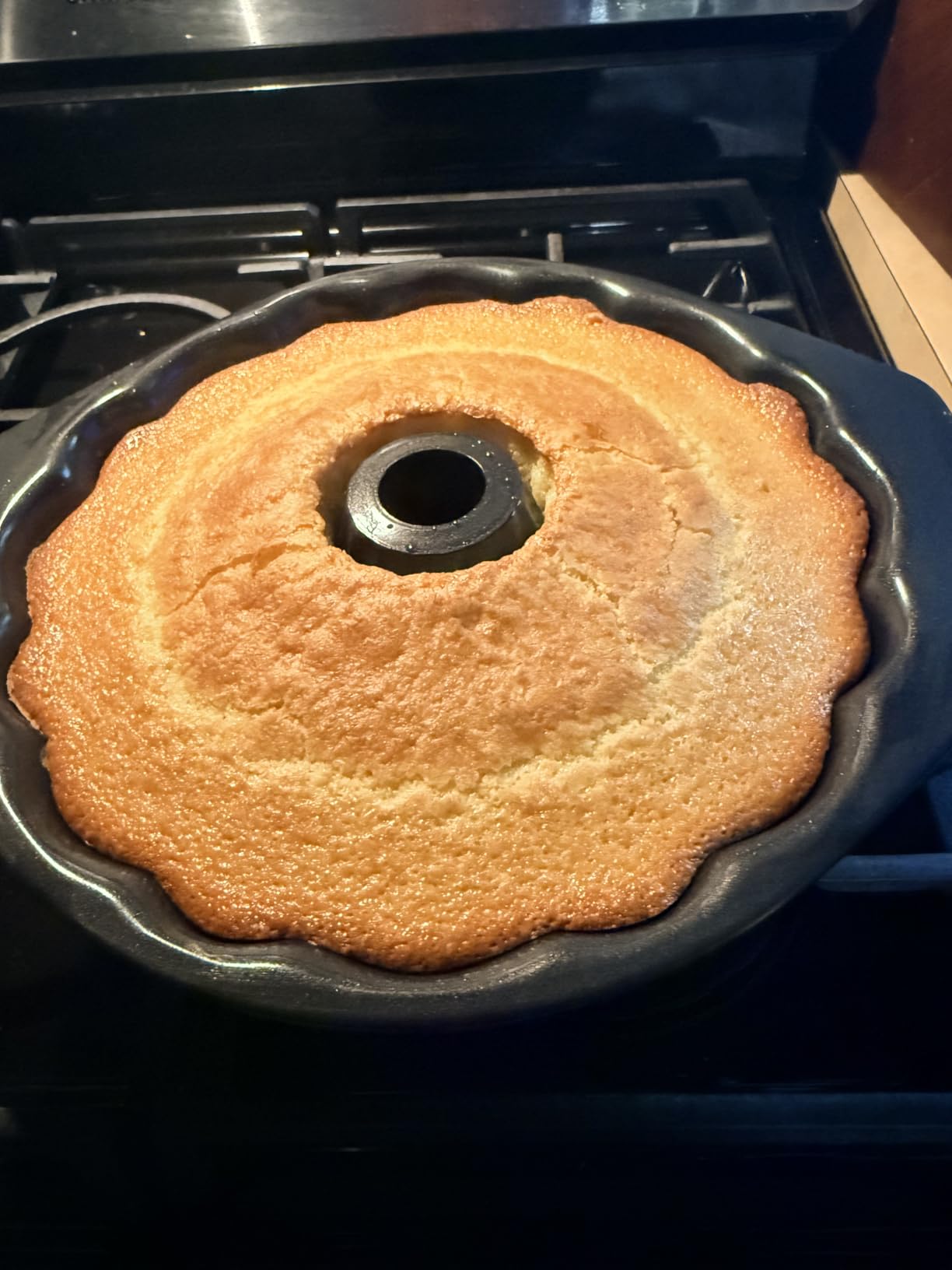 Amazon Basics Nonstick Bundt Pan, Dishwasher and Oven-Safe, 10 inch, Black customer photo 2