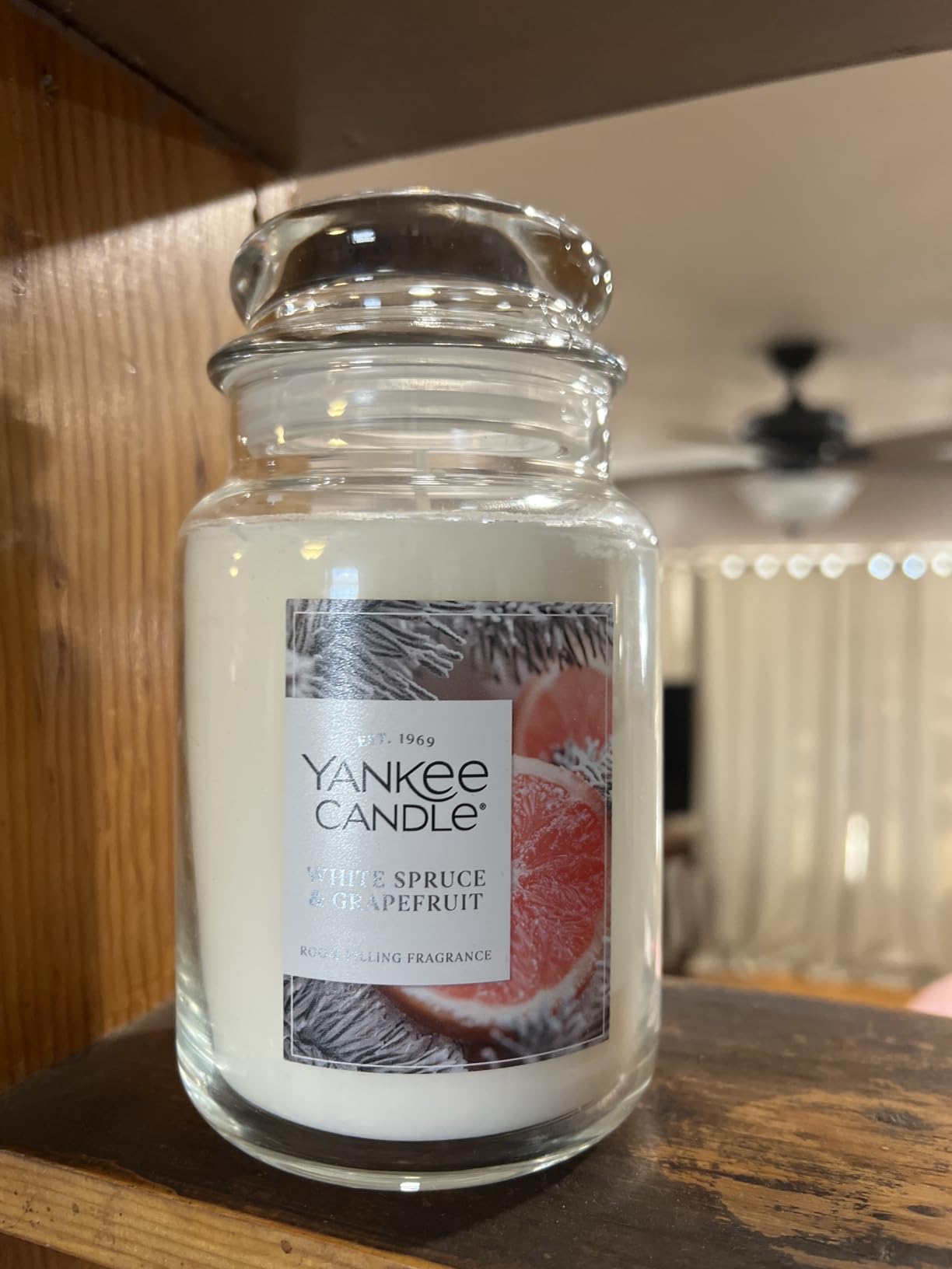Yankee Candle Bayside Cedar, Scented Candle, 22oz Large Jar with up to 150 Hour Burn Time, Giftable - Customer Photo 1