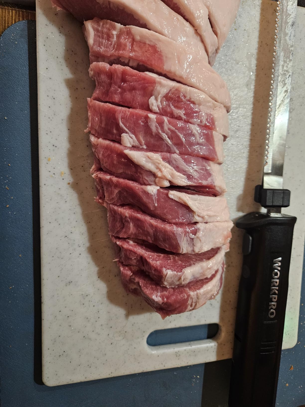 WORKPRO Electric Knife for Meat Slicing, Cordless Electric Carving Knife for Turkey, Fish & Bread, Two Stainless Steel Blades, Ergonomic Handle, Storage Case & Serving Fork Included, White customer photo 1