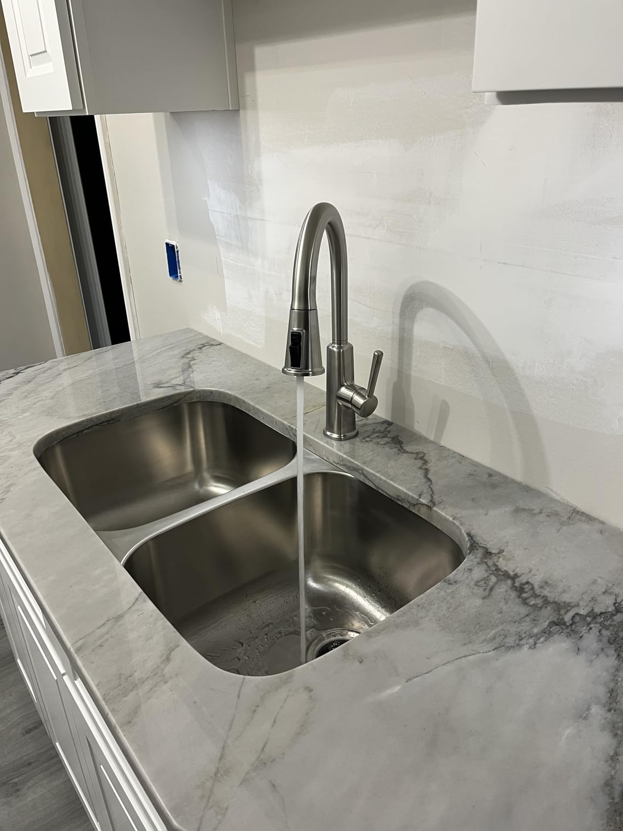 Delta Finnridge Brushed Nickel Kitchen Faucet with Pull Down Sprayer, High Pressure ProClean Spray Modern Single Hole Kitchen Sink Faucet, Stainless 19730LF-SS - Customer Photo 4