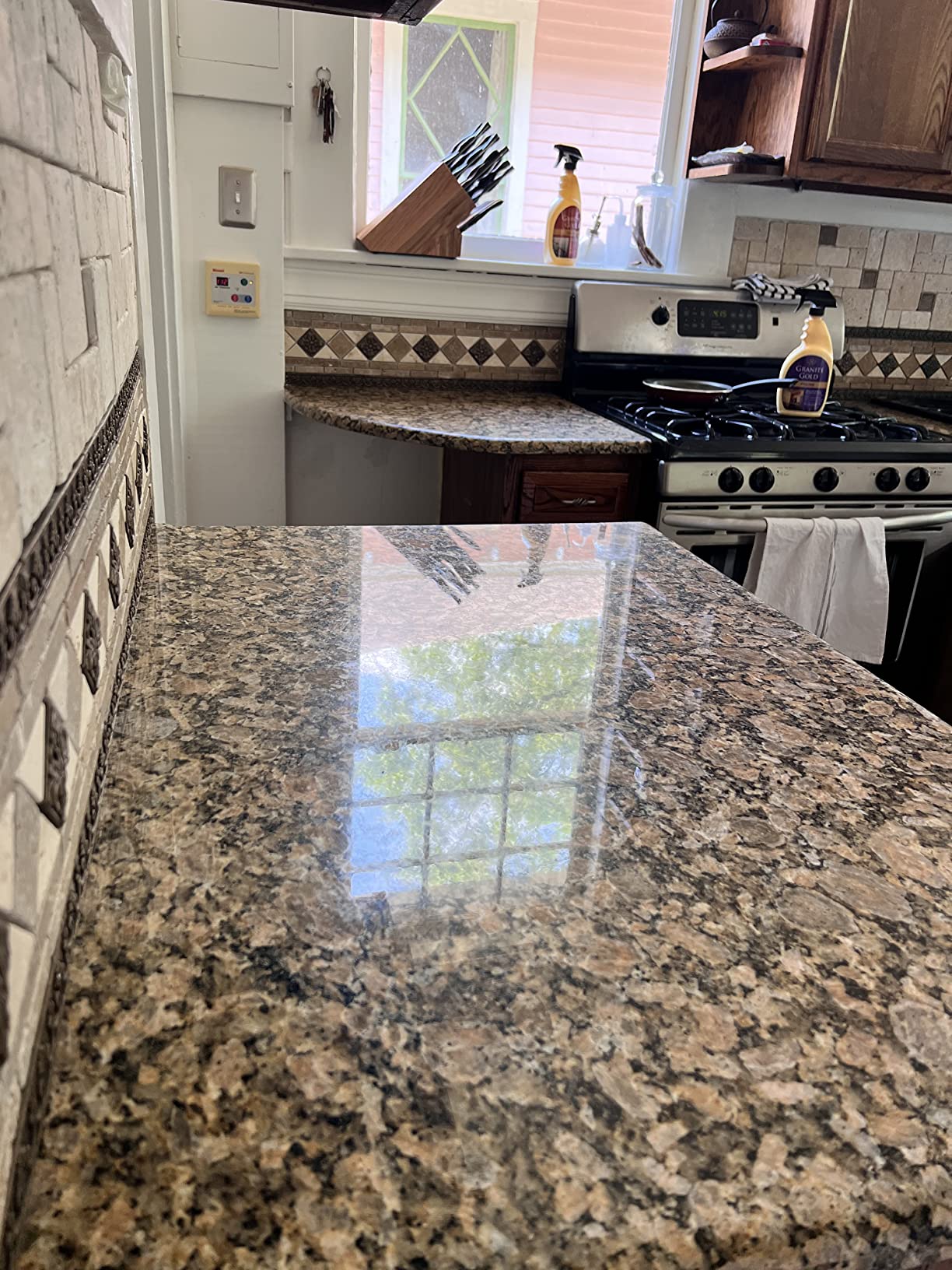 Granite Gold Polish Spray, Streak-Free Shine for Granite, Quartz, Marble, Travertine, Natural Stone Countertops, 24 Fl Oz (Pack of 1) - Customer Photo 1