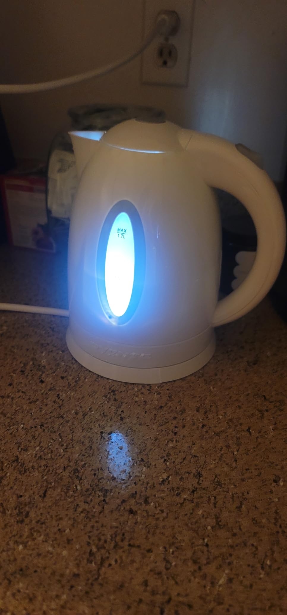 OVENTE Electric Kettle, 1.7L Fast Boiling Water Heater for Coffee or Tea, BPA Free with Water Level Gauge, Auto Shut-Off, Boil-Dry Protection, Indicator Light and Removable Filter, White KP72W customer photo 1