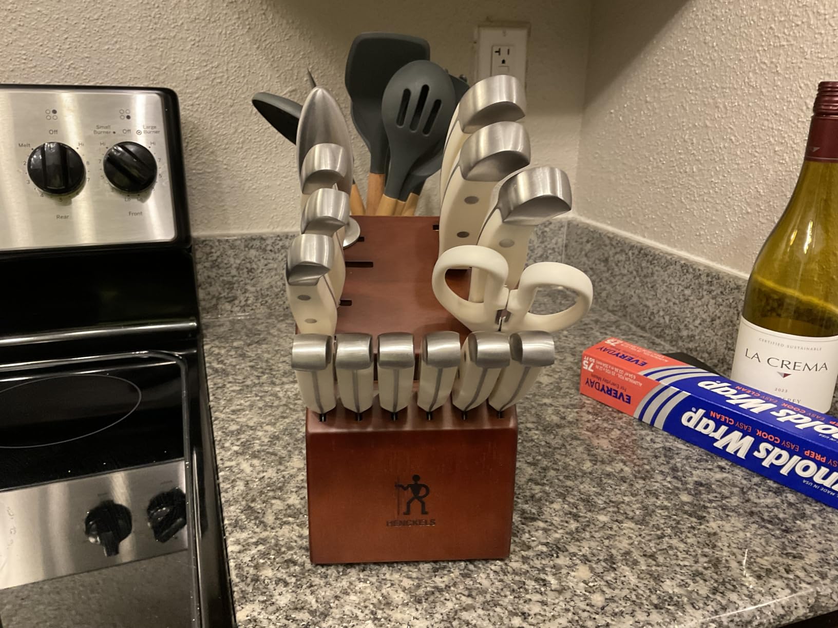 HENCKELS Statement Premium Quality 15-Piece Set with Block, Natural, Razor-Sharp, German Engineered Informed by 100+ Years of Mastery, Lightweight and Strong, Dishwasher Safe - Customer Photo 2