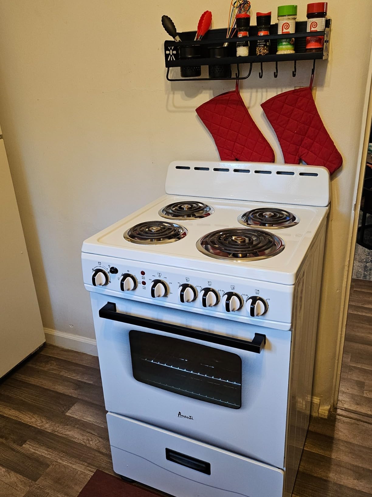 Avanti Electric Range Oven Compact Design, 2.6-Cu.Ft. Capacity with 4 Coil Burners, Framed Glass Oven Door, Storage Drawer and Broiler with Pan Perfect for Apartment RV Tiny Home, 24-Inch, Black Customer Review Avanti Electric Range Oven Compact Design, 2.6-Cu.Ft. Capacity with 4 Coil Burners, Framed Glass Oven Door, Storage Drawer and Broiler with Pan Perfect for Apartment RV Tiny Home, 24-Inch, Black - Customer Photo 1