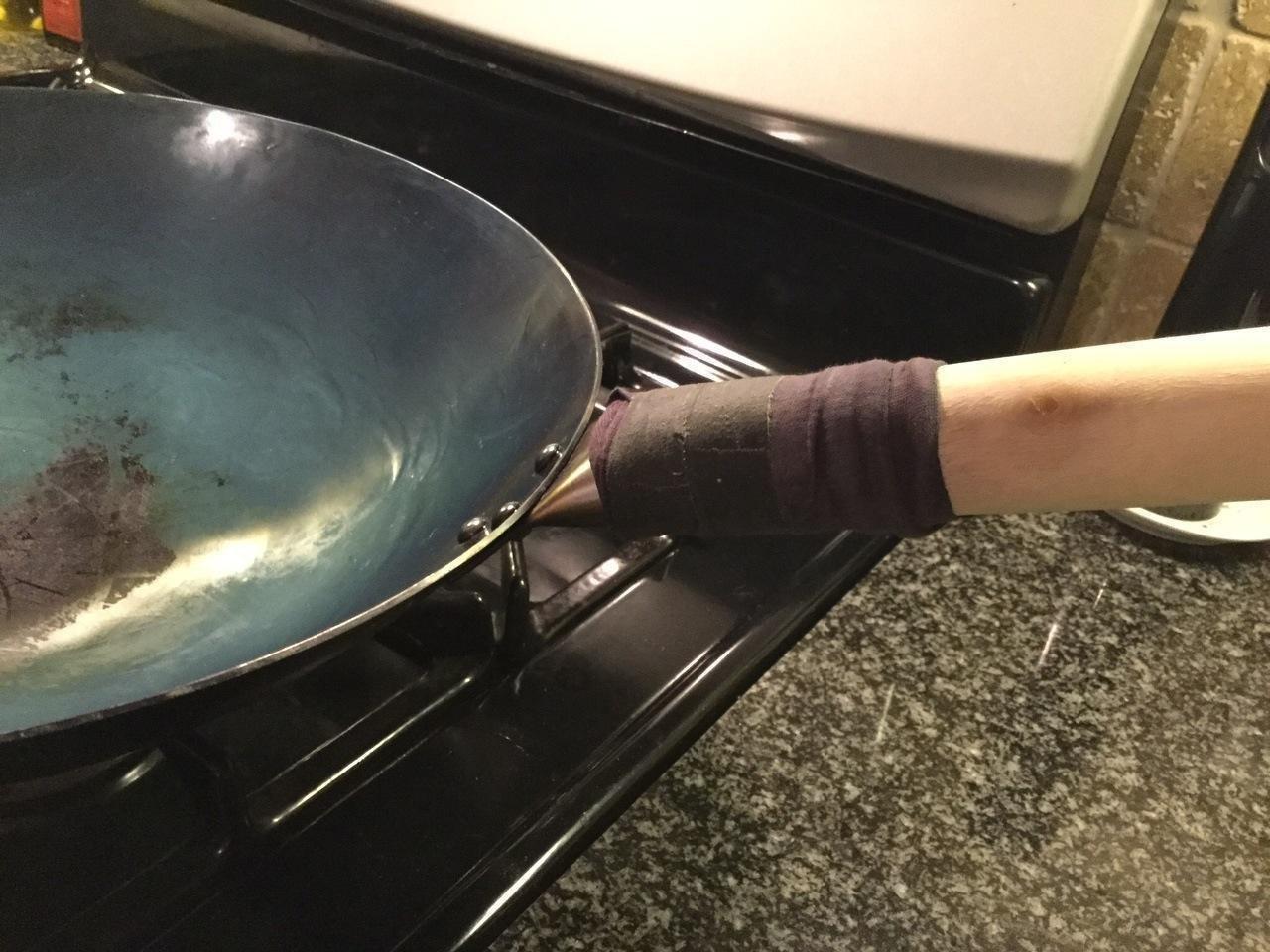 Craft Wok Traditional Hand Hammered Chinese Carbon Steel Wok with Wooden and Steel Helper Handle (14 Inch, Round Bottom Pow Wok Pan) - Customer Photo 1