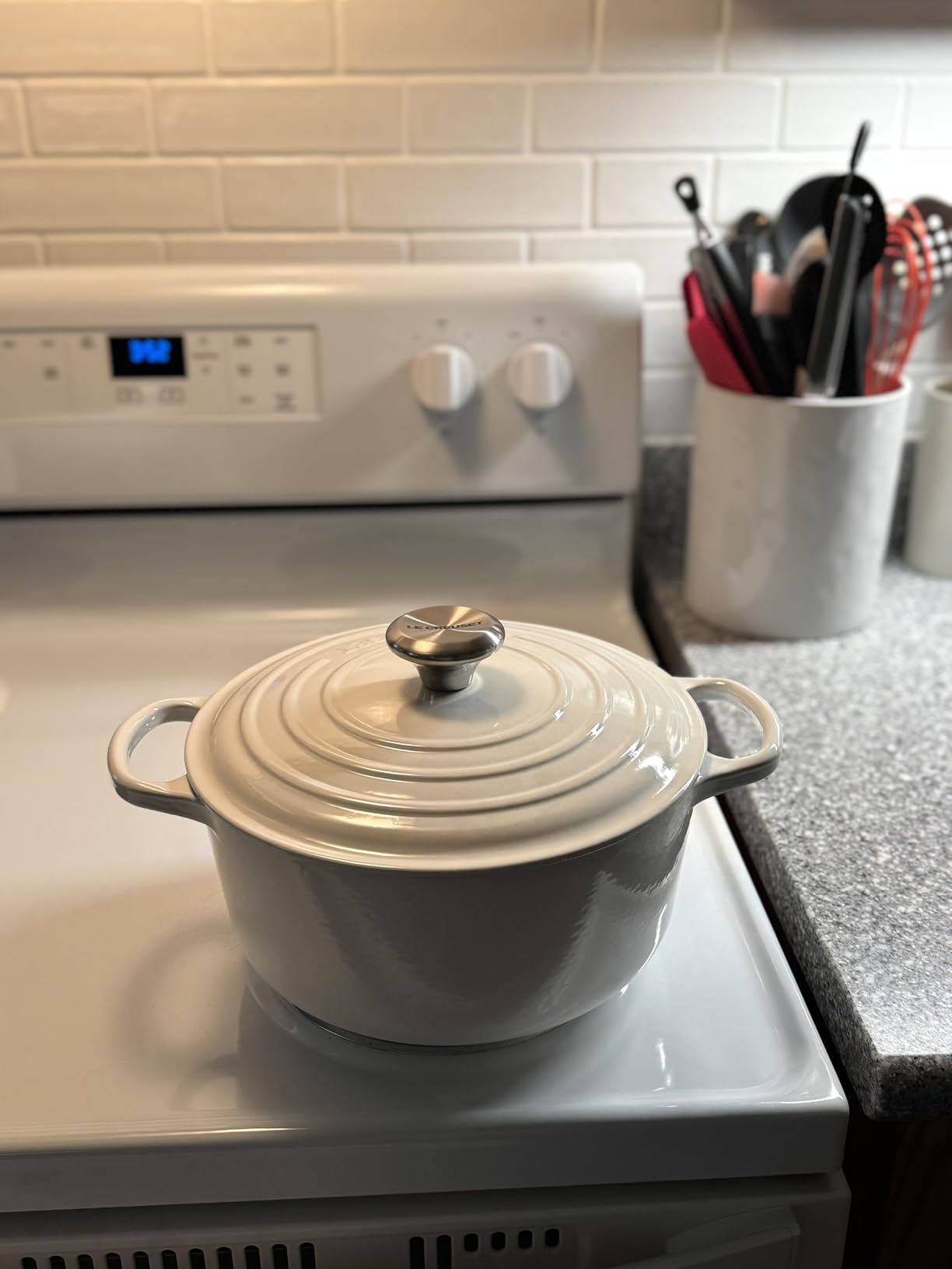 Le Creuset Enameled Cast Iron Signature Round Dutch Oven, 7.25 qt., Cerise Customer Review Le Creuset Enameled Cast Iron Signature Round Dutch Oven, 7.25 qt., Cerise - Customer Photo 1