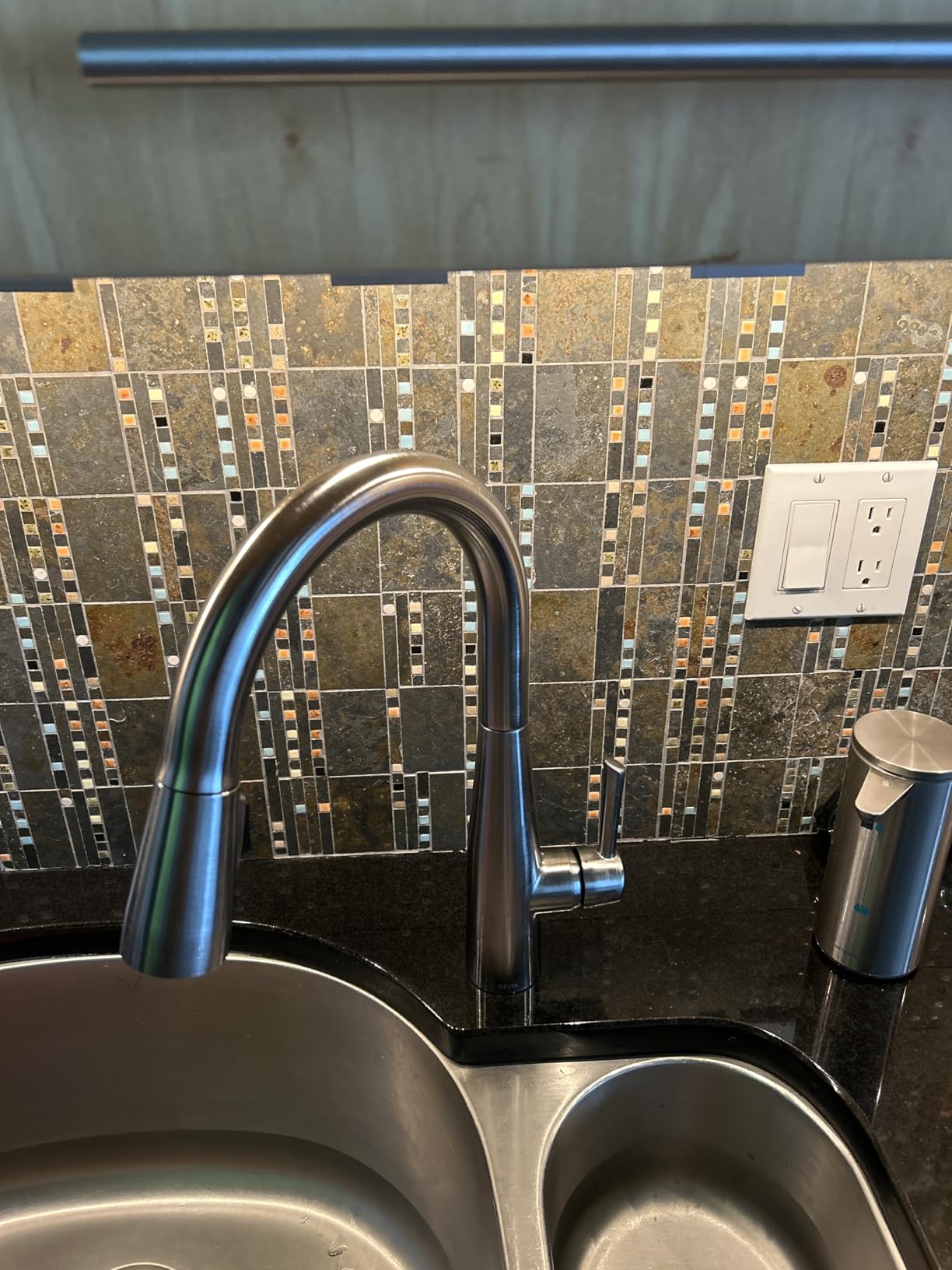 Delta Essa Brushed Nickel Kitchen Faucet with Pull Down Sprayer, Modern Single Hole Kitchen Sink Faucet, Single Handle, Arctic Stainless 9113-AR-DST customer photo 1