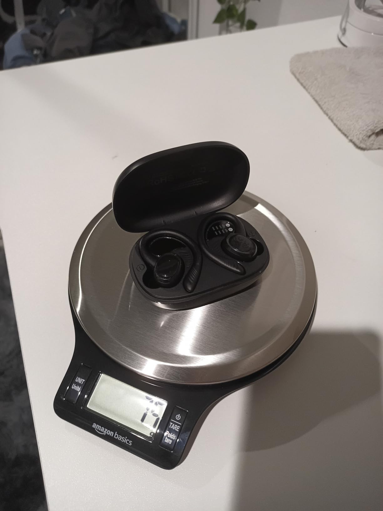 Amazon Basics Digital Kitchen Scale with LCD Display, Tare Function, Multiple Units, Weighs up to 11 Pounds, Batteries Included, Black and Stainless Steel Customer Review Amazon Basics Digital Kitchen Scale with LCD Display, Tare Function, Multiple Units, Weighs up to 11 Pounds, Batteries Included, Black and Stainless Steel - Customer Photo 4