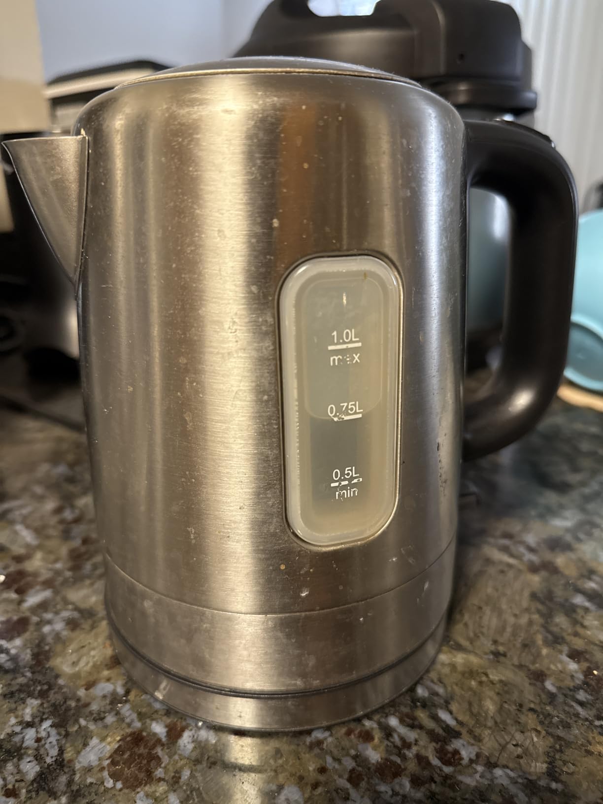 Amazon Basics Electric Stainless Steel Kettle for Tea and Coffee, BPA-Free, Fast Boiling, Auto Shut-Off, 1 Liter, 1500W, Black and Silver Customer Review Amazon Basics Electric Stainless Steel Kettle for Tea and Coffee, BPA-Free, Fast Boiling, Auto Shut-Off, 1 Liter, 1500W, Black and Silver - Customer Photo 5