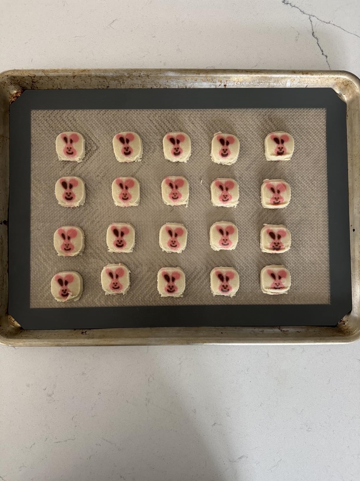 Amazon Basics Silicone Baking Mat for Macarons, Non-Stick, Food Safe, Reusable, Oven-Safe, 16.5