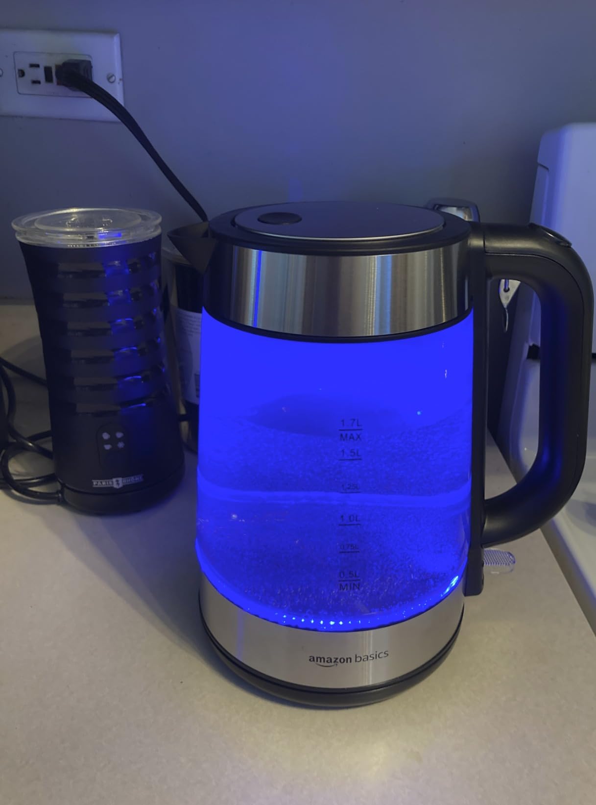 Amazon Basics Electric Kettle with Glass Carafe for Tea and Coffee, BPA-Free, Fast Boiling, Auto Shut-Off, Boil-Dry Protection, Water Level Indicator, 1.7 Liter, 1500W, Black and Silver customer photo 2