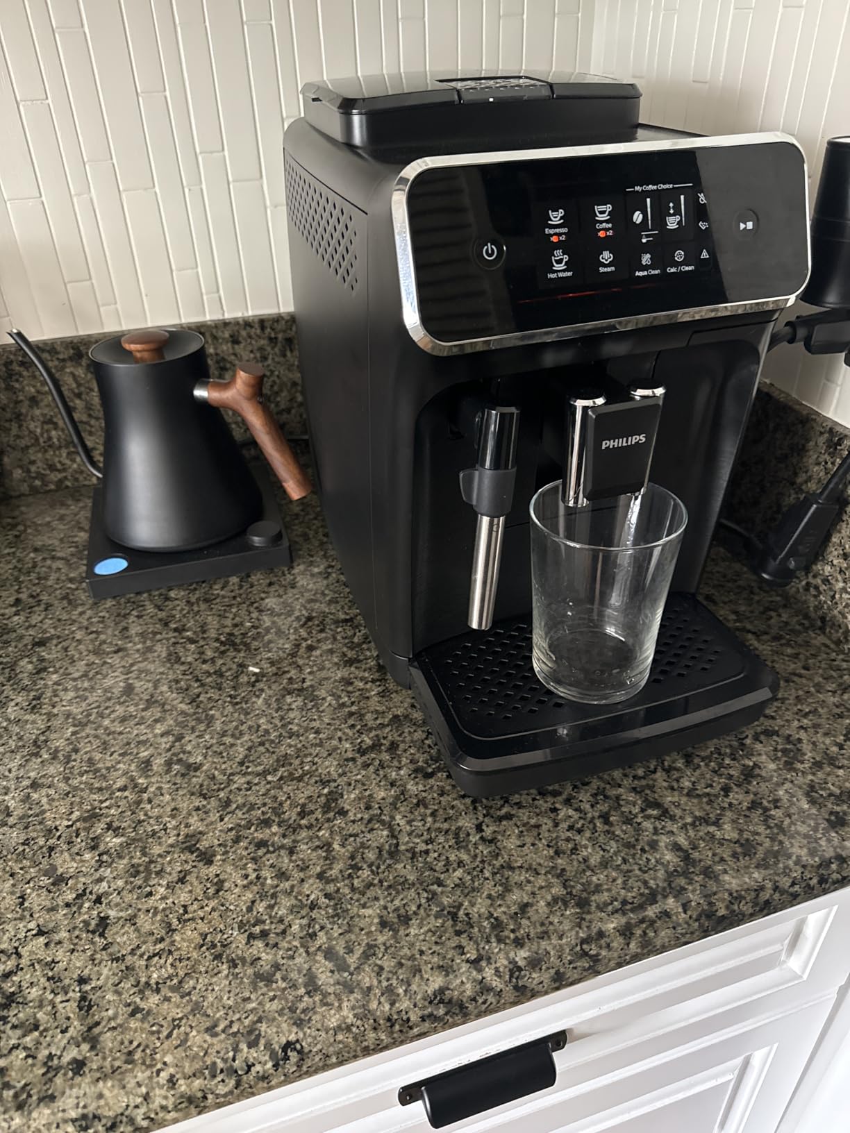 Philips 2200 Series Fully Automatic Espresso Machine, Classic Milk Frother, 2 Coffee Varieties, Intuitive Touch Display, 100% Ceramic Grinder, AquaClean Filter, Aroma Seal, Black (EP2220/14) - Customer Photo 1