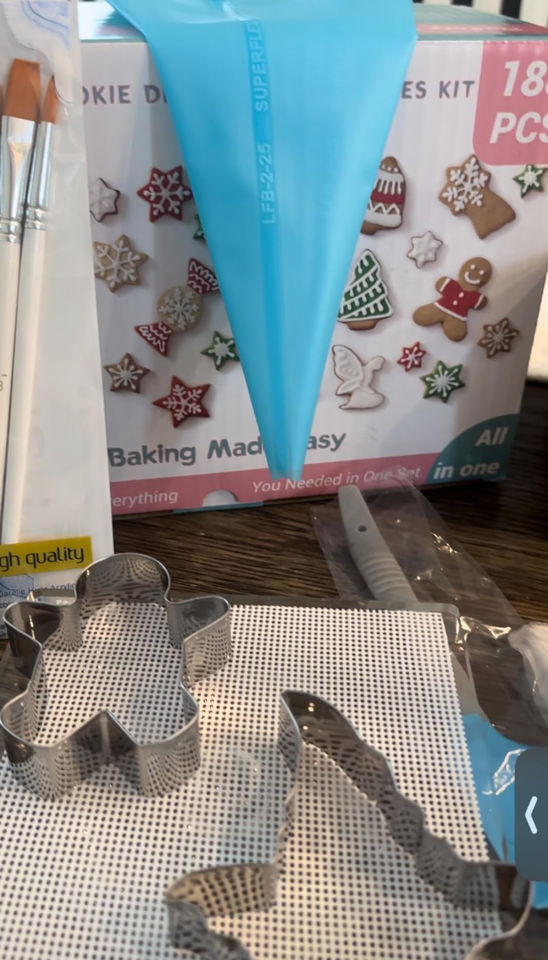 188pcs Cookie Decorating Supplies Kit(ALL-IN-ONE),with 12pcs holiday cookie cutter,Mixing Tools,Piping Tools,Decorating Tools and 100pcs Cookies Bags for Beginners and Decorator customer photo 2
