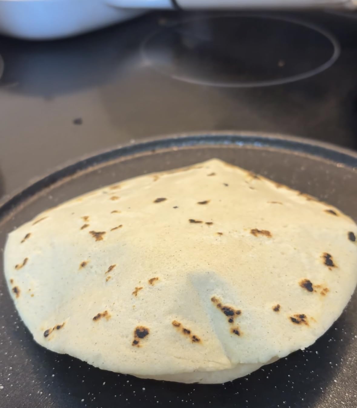 ESLITE LIFE 11 Inch Crepe Pan with Spreader, Nonstick Granite Coating Dosa Pan, Roti Tawa Comal Para Tortillas Pancake Griddle Pan, Induction Compatible, PTFE & PFOA Free, Black Customer Review ESLITE LIFE 11 Inch Crepe Pan with Spreader, Nonstick Granite Coating Dosa Pan, Roti Tawa Comal Para Tortillas Pancake Griddle Pan, Induction Compatible, PTFE & PFOA Free, Black - Customer Photo 0