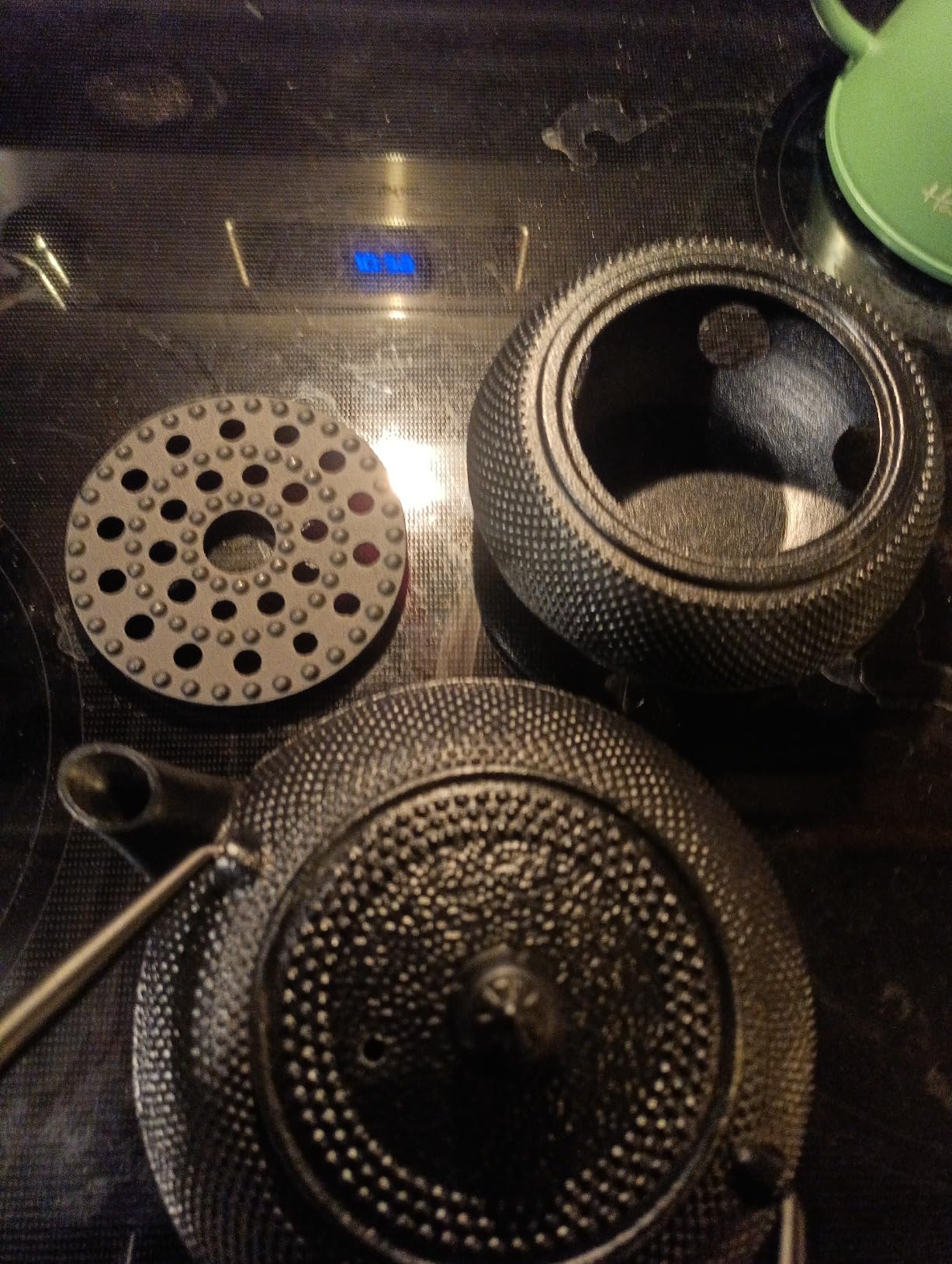Velaze Cast Iron Teapot Set,Japanese Teapot Heat Preservation with Trivet,Stainless Steel Infuser and 2 Cups,Durable Cast Iron with a Fully Enameled Interior,Beautiful Hammered Design,700ML/23oz - Customer Photo 2