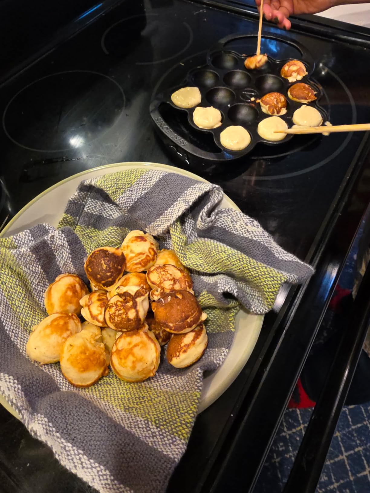 Victoria Cast Iron Poffertjes Dutch Pancake Pan with Loop Handles customer photo 1