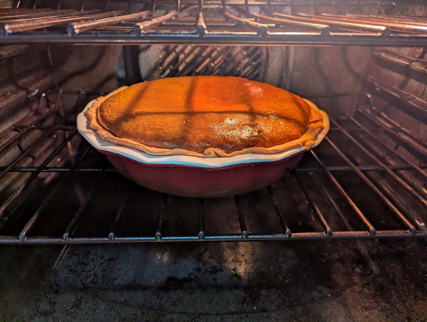 Lareina Deep Dish Pie Pan for Baking, 9 Inch Ceramic Fluted Pie Dish for Apple, Quiche, Pecan, Pot Pies, 53 Ounce Round Pie Plate, Set of 2, Red customer photo 2