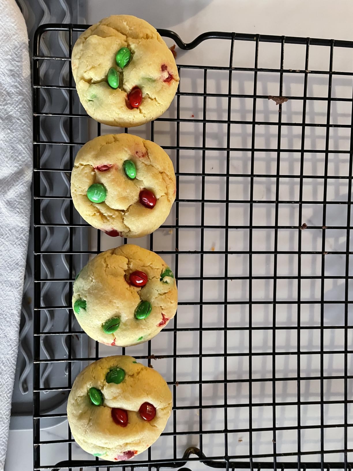 HONGBAKE Muffin Pan for Baking, Nonstick Cupcake Tin 12 Cup, 2 Pack, Dark Grey customer photo 1